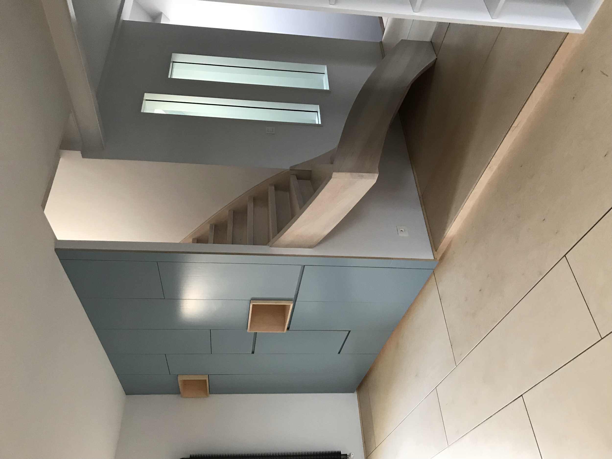 het schilderen van kasten met lakverf.