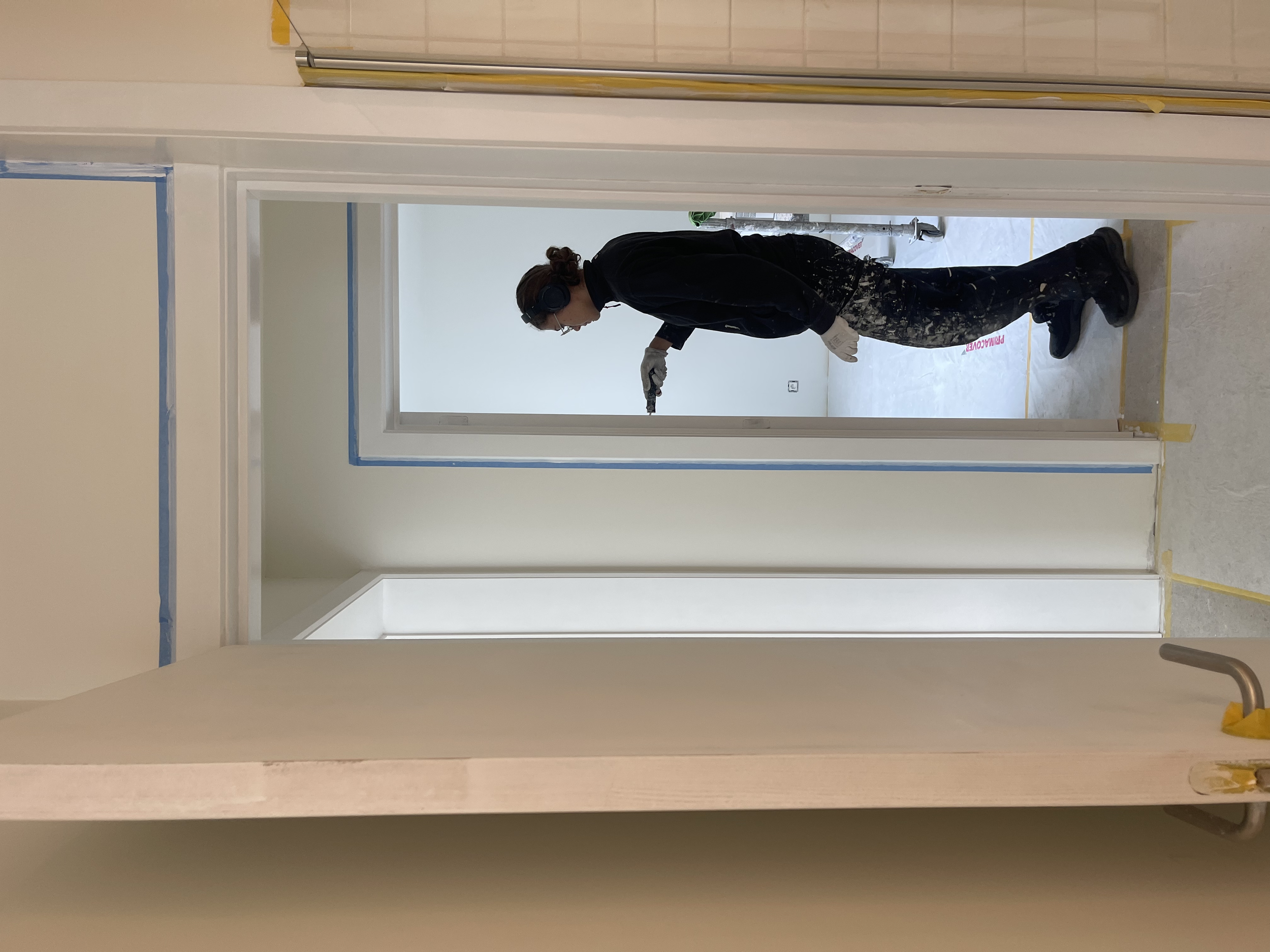 Het lakken van de deur-omlijstingen (nieuwbouw)