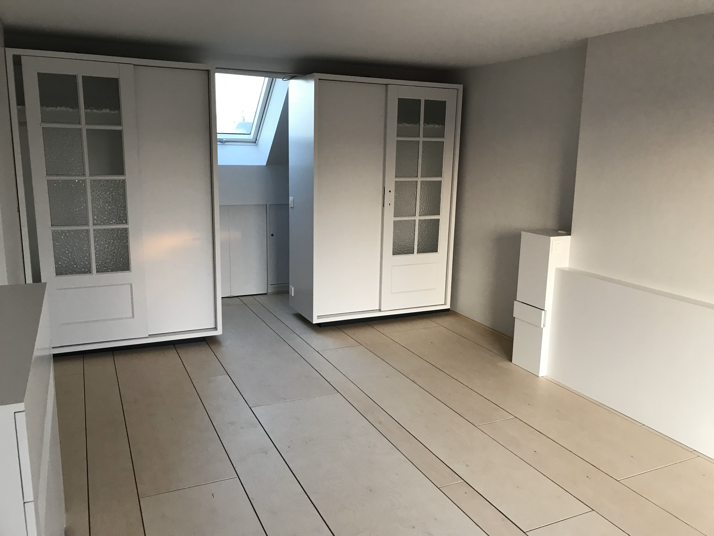 Het plaatsen van een houten vloer en vernissen.
