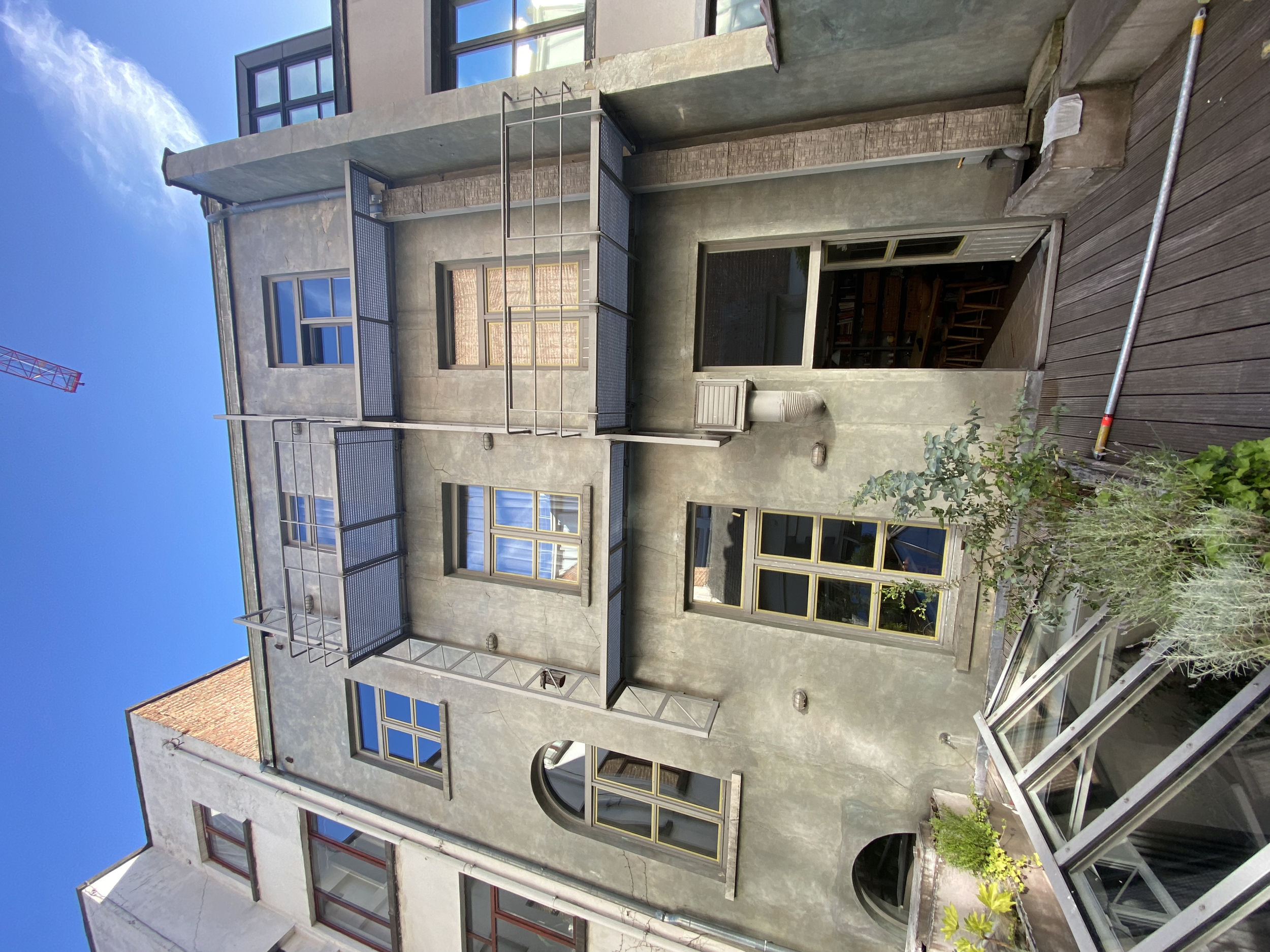 achtergevel van een huis die her-schildert gaat worden