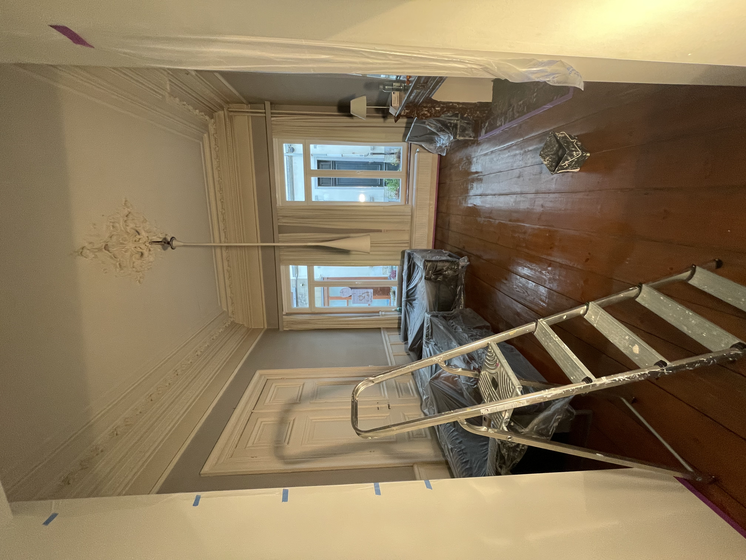 restoren van een vloer. Hier voor kuisen we het parket eerst grondig.