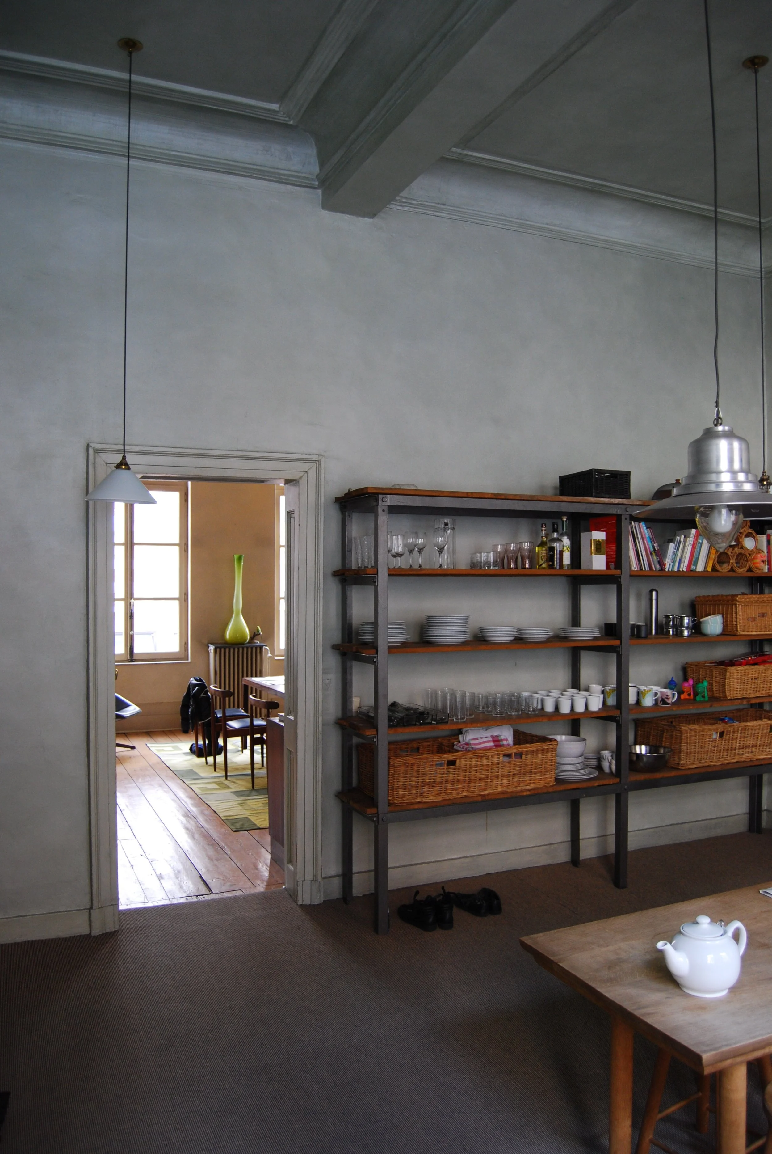 De muren en plafonds hebben een grijze patine