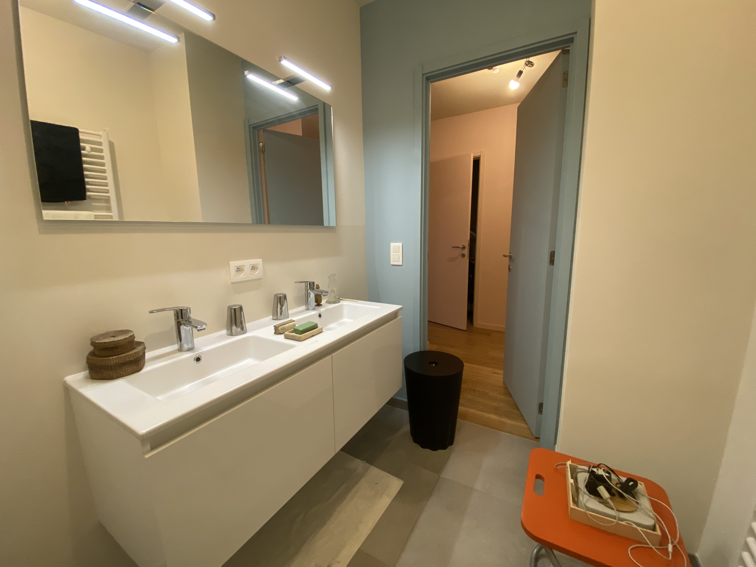 het schilderen van een badkamer met  toegepaste verf speciaal voor vochtige ruimtes. 