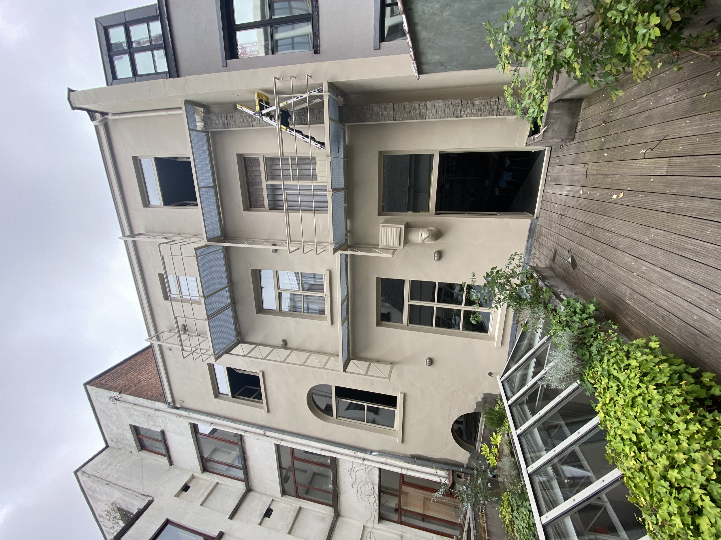 eindverslag van een achtergevel die wordt geschilderd 