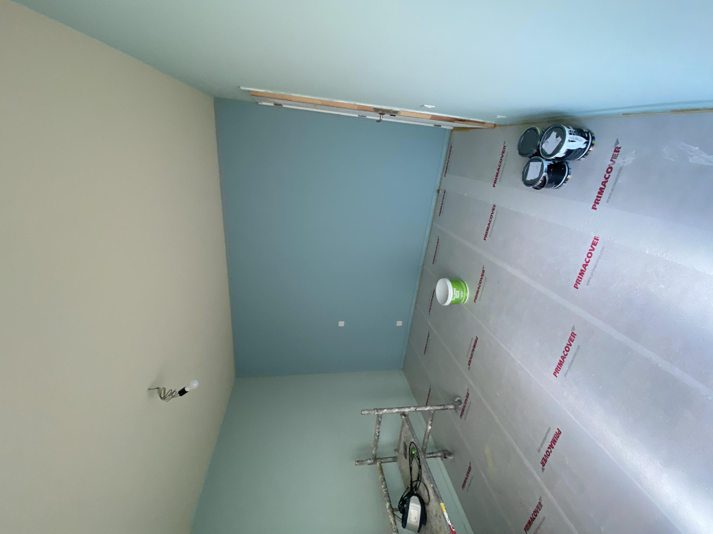 kleur toepassing in een kamer met een lichte en donkere kleur.