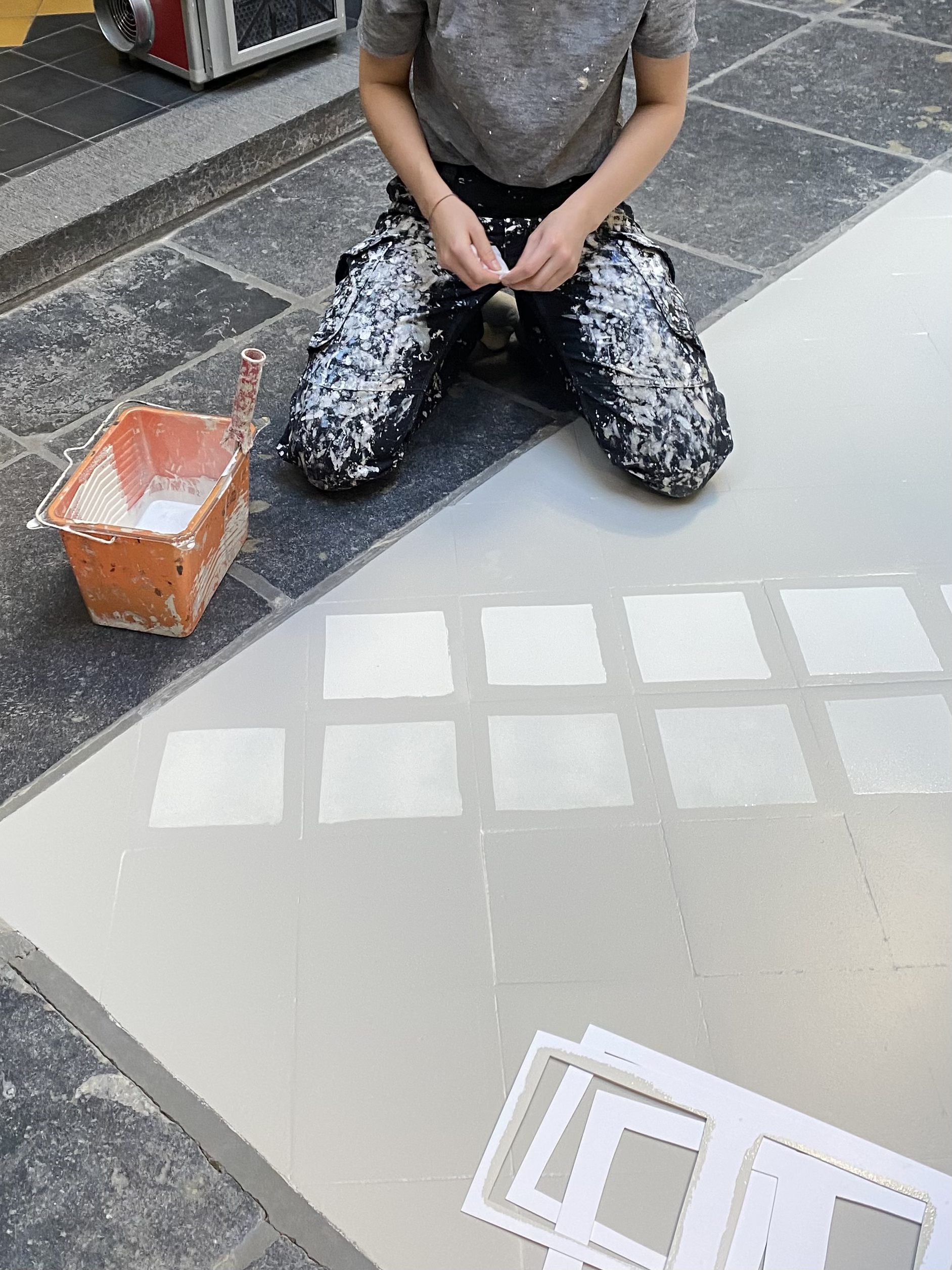 Op elk tegel wordt er een patroon geschilderd met een lichtere kleur dan de vloer zelf.