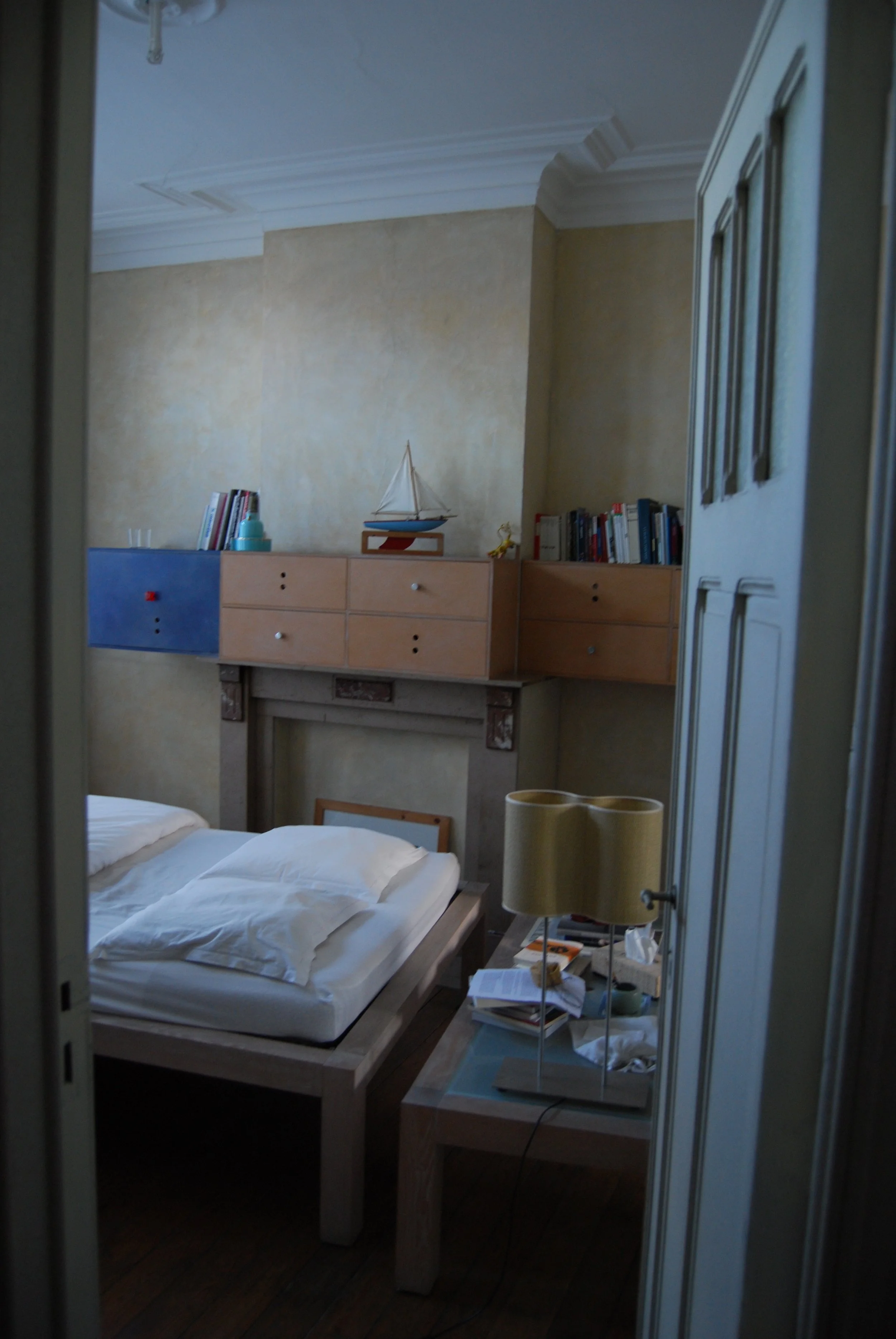 De muren zijn hier met een beige patine geschilderd