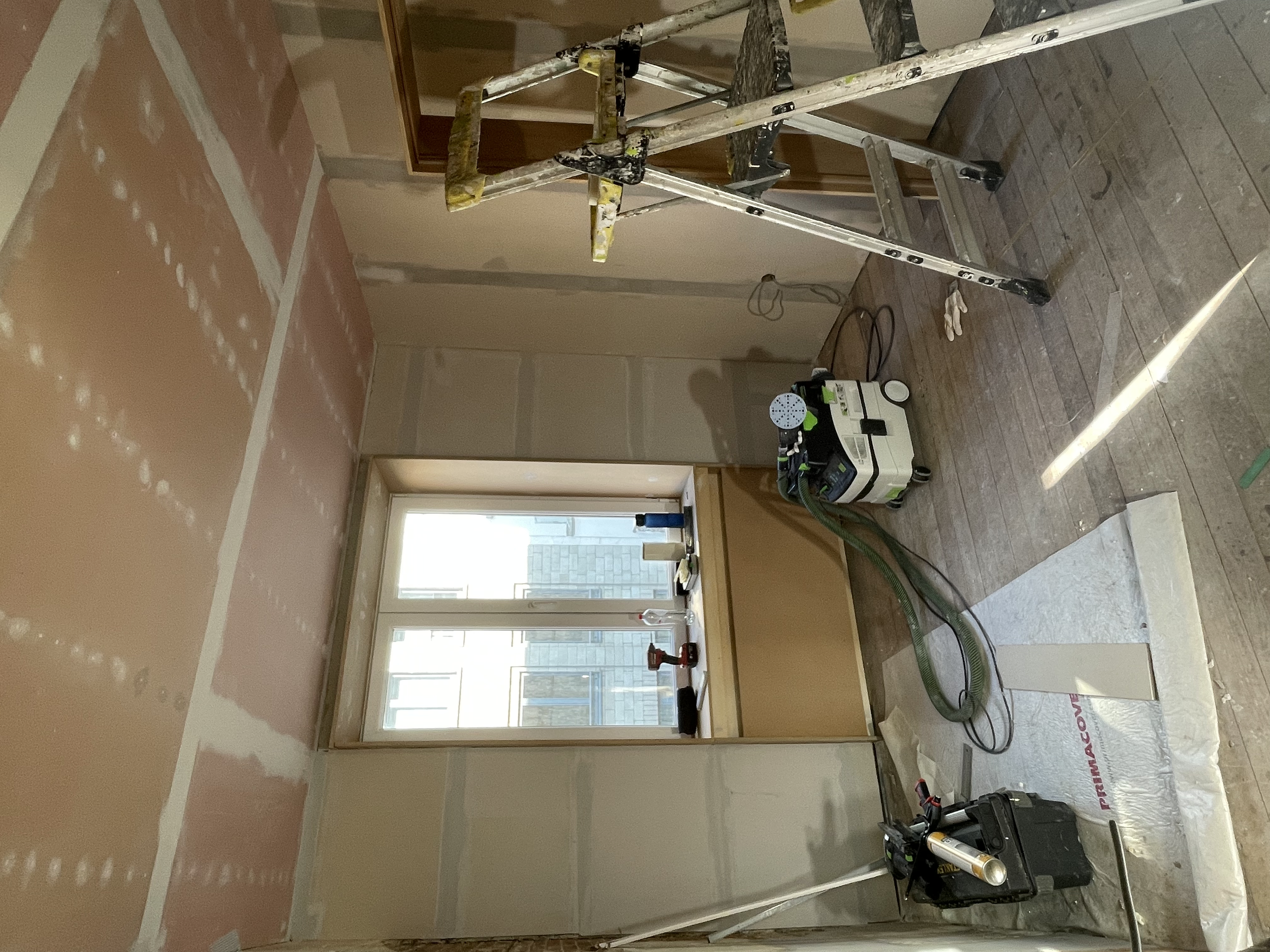 hier wordt de gips-platen geplamuurd. Nieuwbouw.