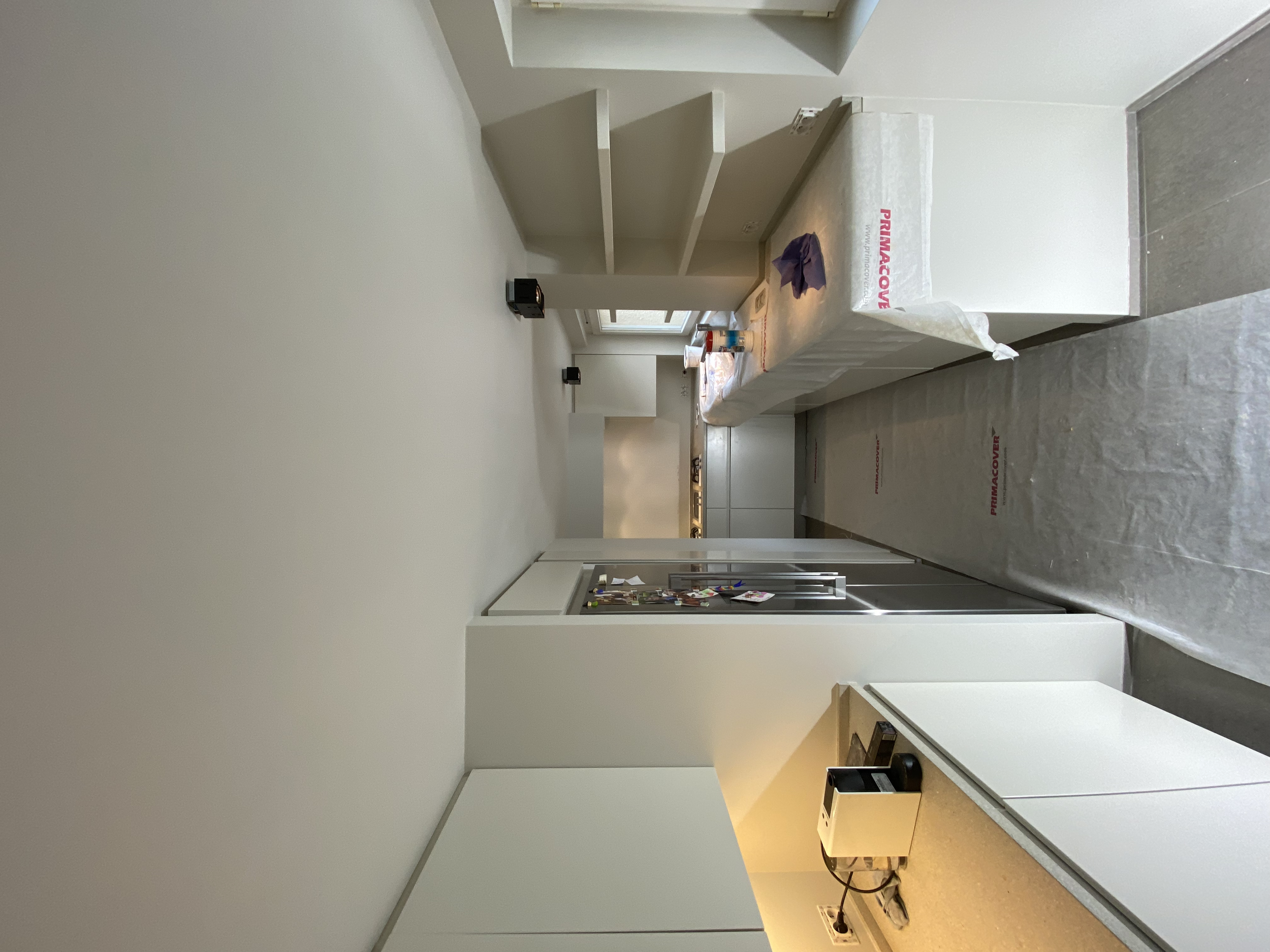 het schilderen van een keuken met toegepaste verf speciaal voor vochtige ruimtes