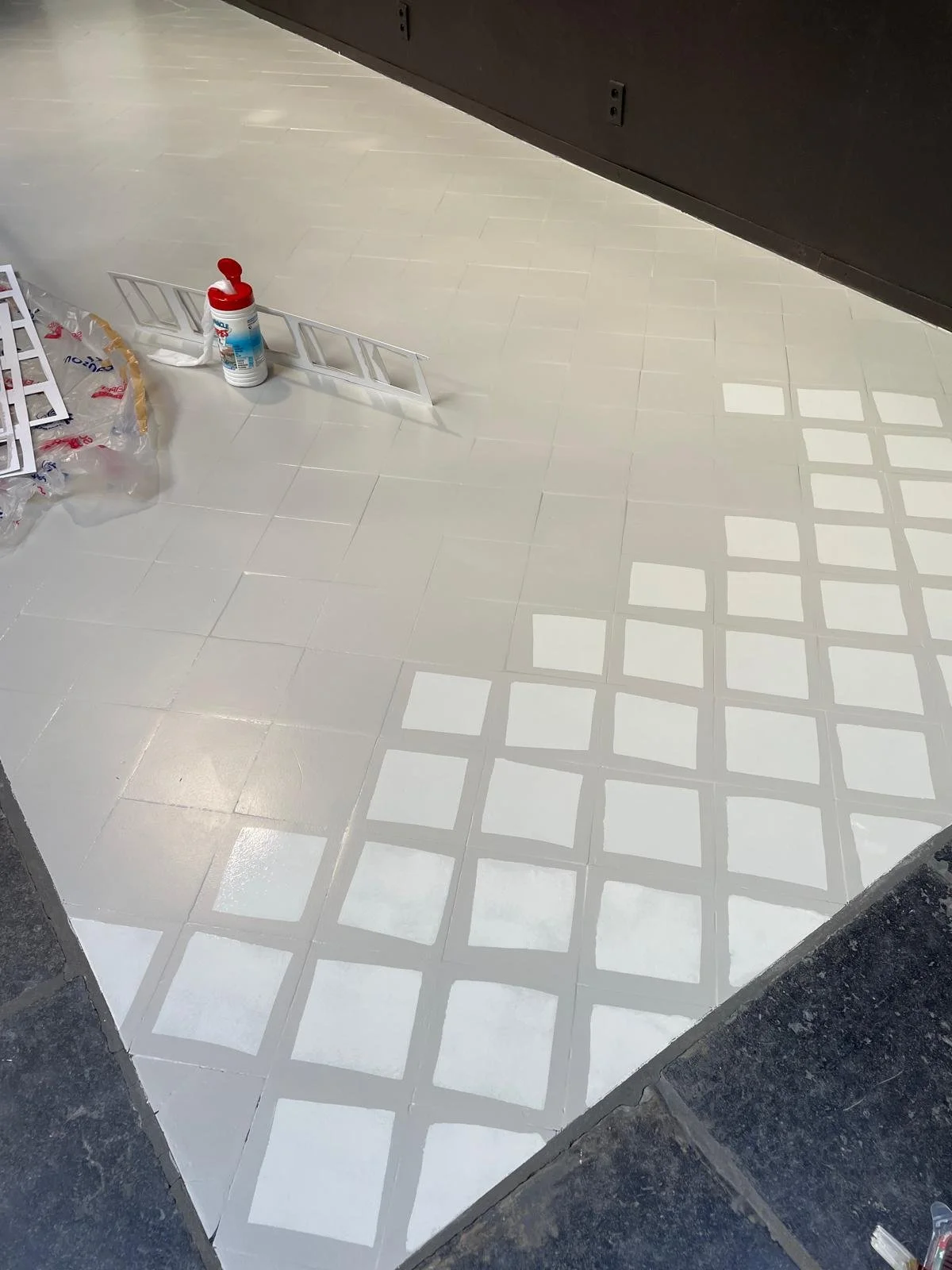 Als eerste wordt de tegel vloer 3keer geschilderd en erna wordt de vierkantjes erop geschilderd. 