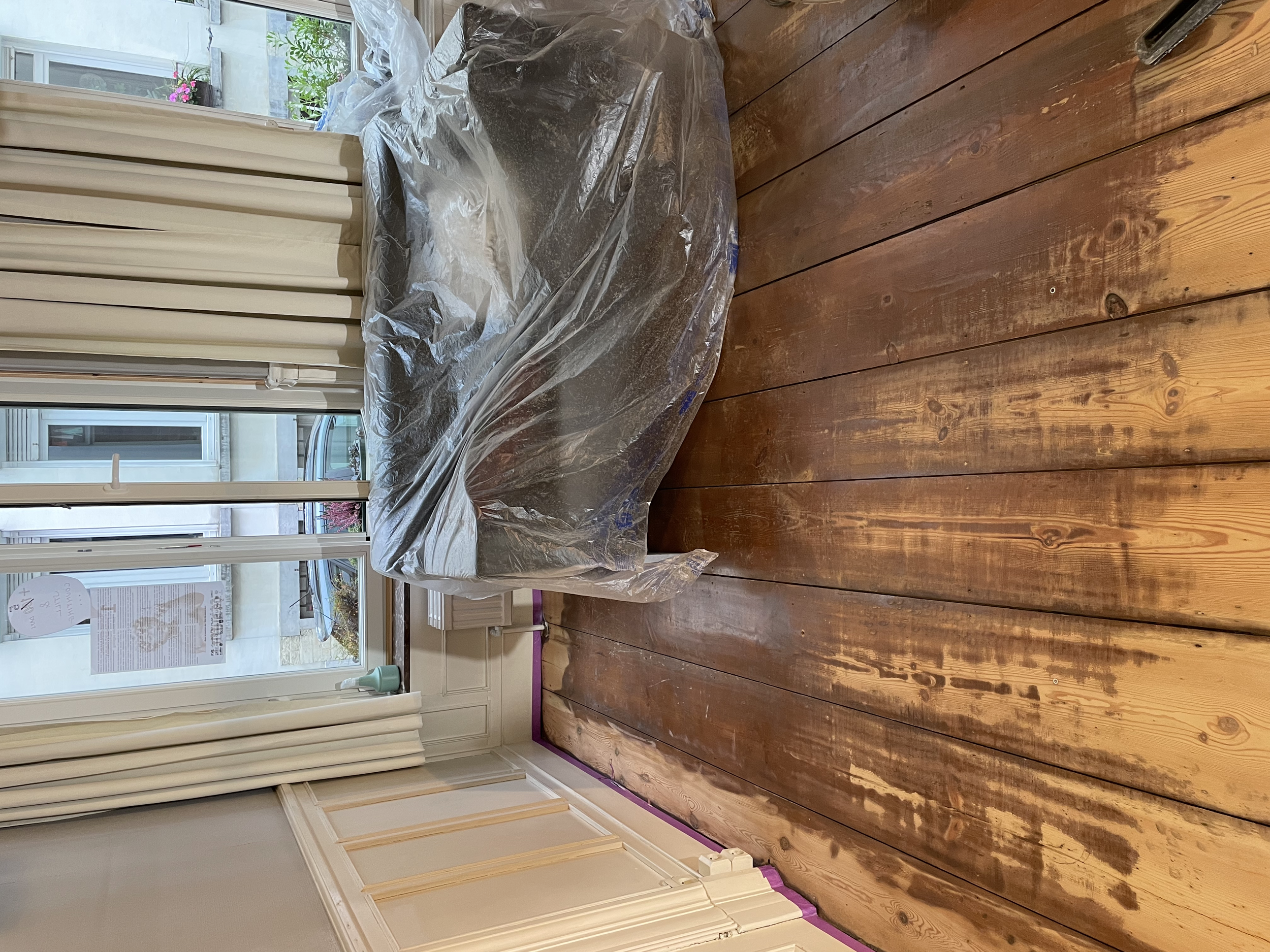 Na het kuisen van het parket beginnen we aan het schuurwerk.