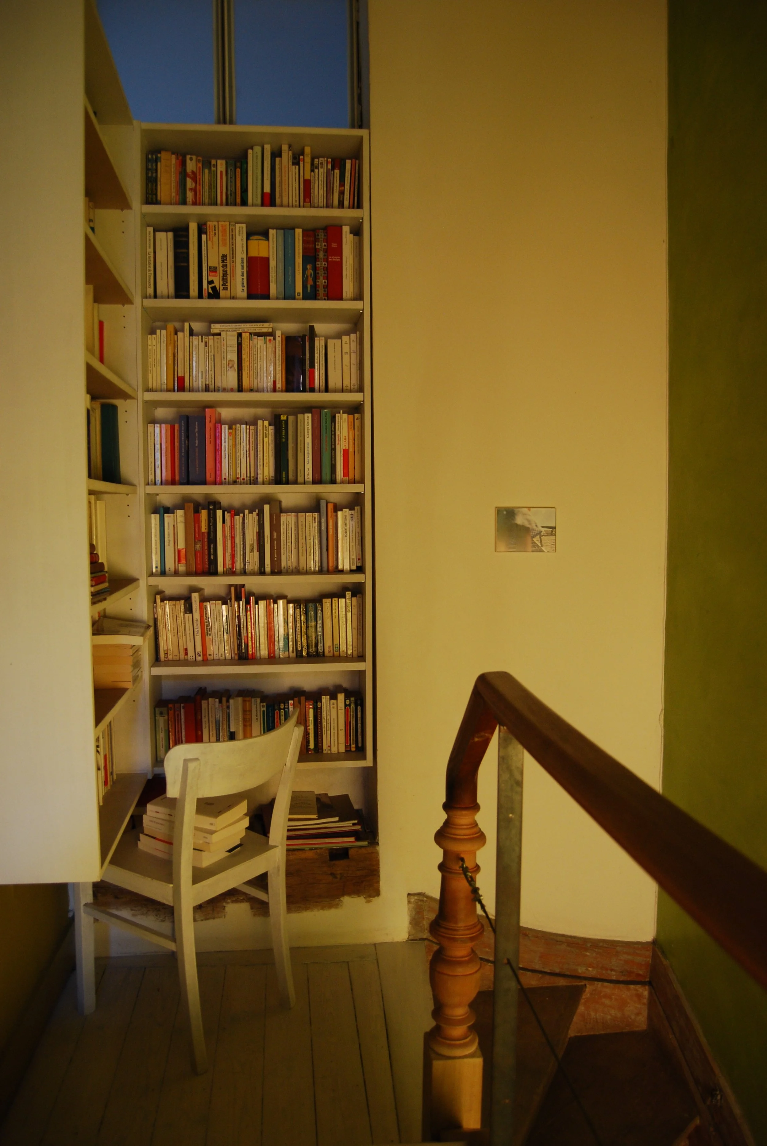 De gang geschilderd in het wit-geel