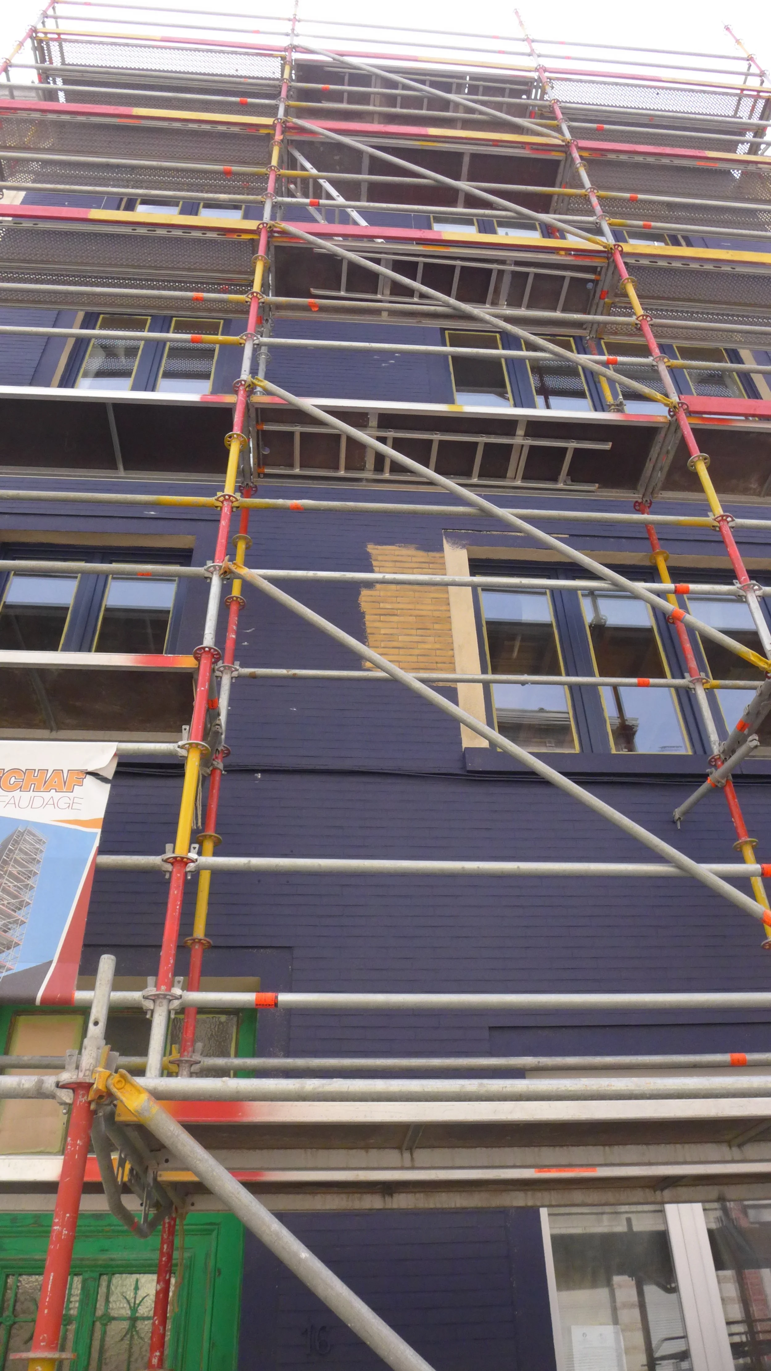 Werkzaamheden op een stelling. (gevelwerk)