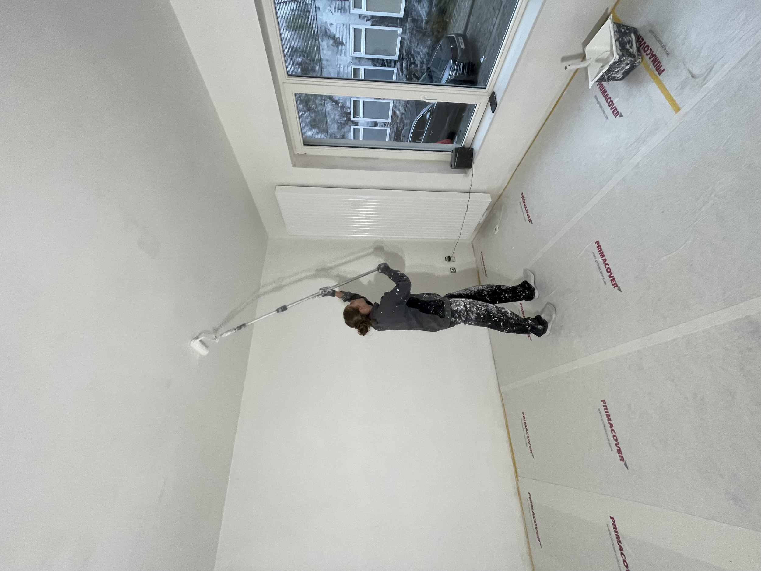 Dit is een nieuwbouw, waar alle muren in het wit werd geschilderd