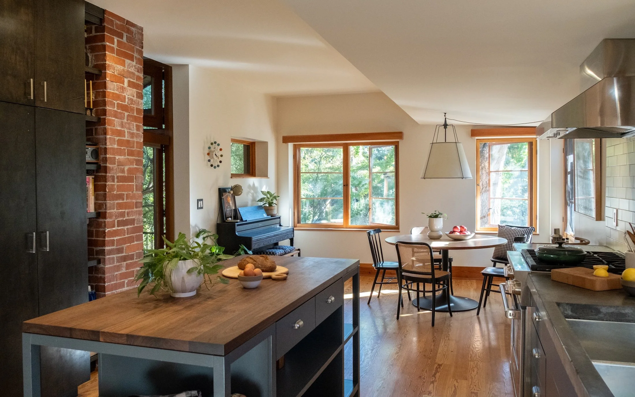 7_Kitchen to Windows.jpg