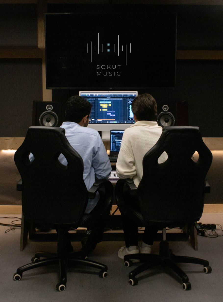 Arian Baniasadi y Adrian Goncalves en un estudio.