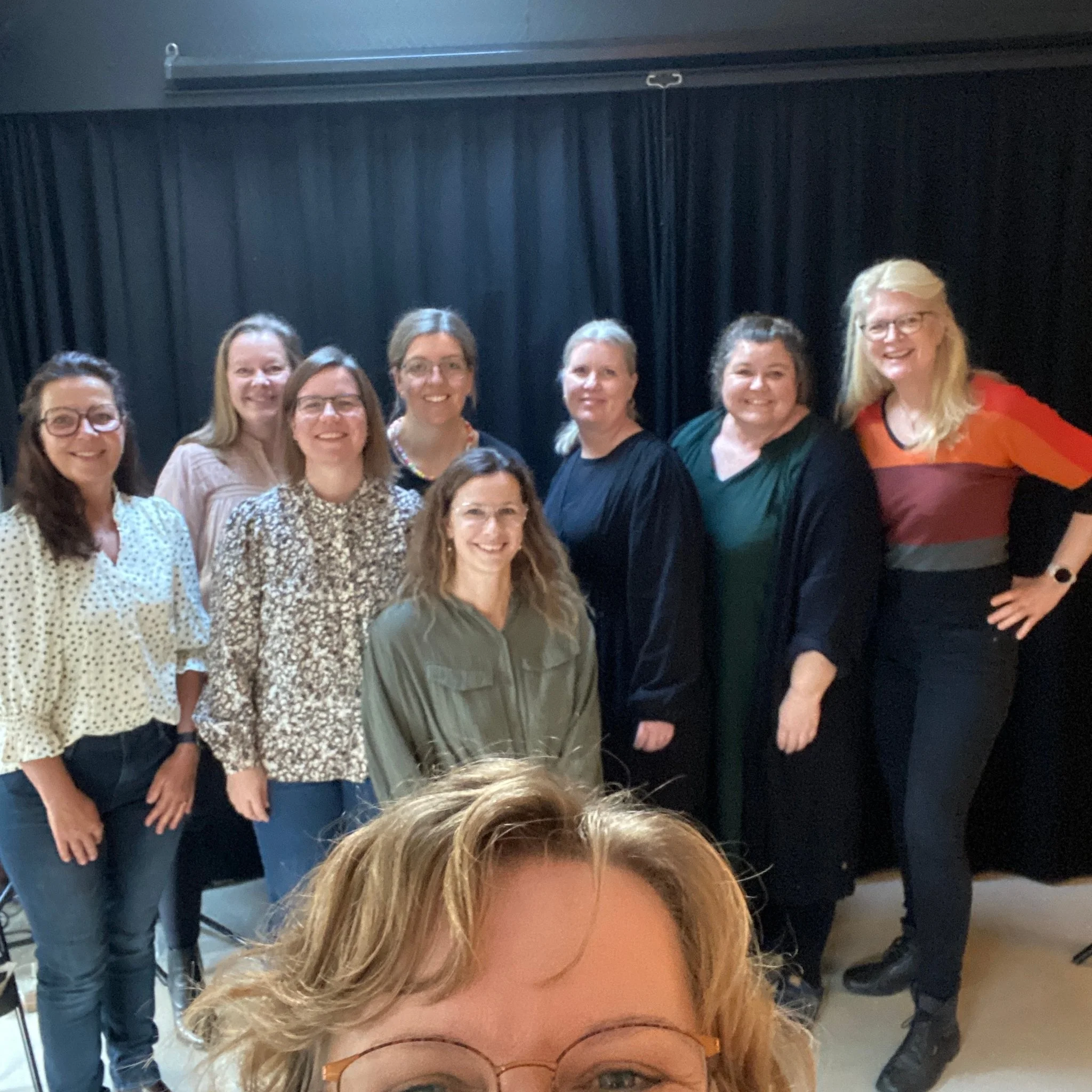 Christina Dahlerup og deltagere på Drop-in sang med Yndlingssangen