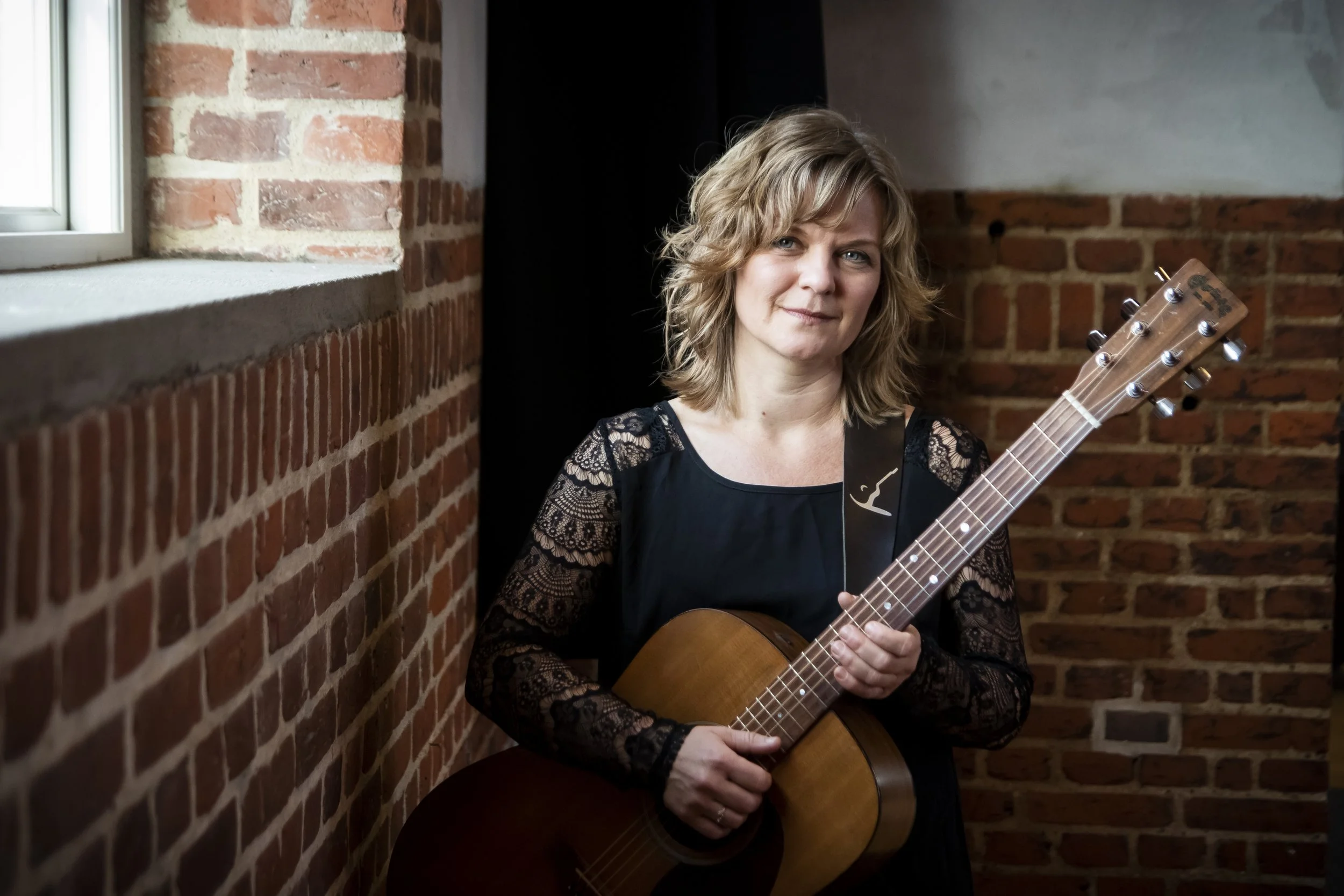 FotografTamVibberstoft_hovedet på skrå med guitar.JPG