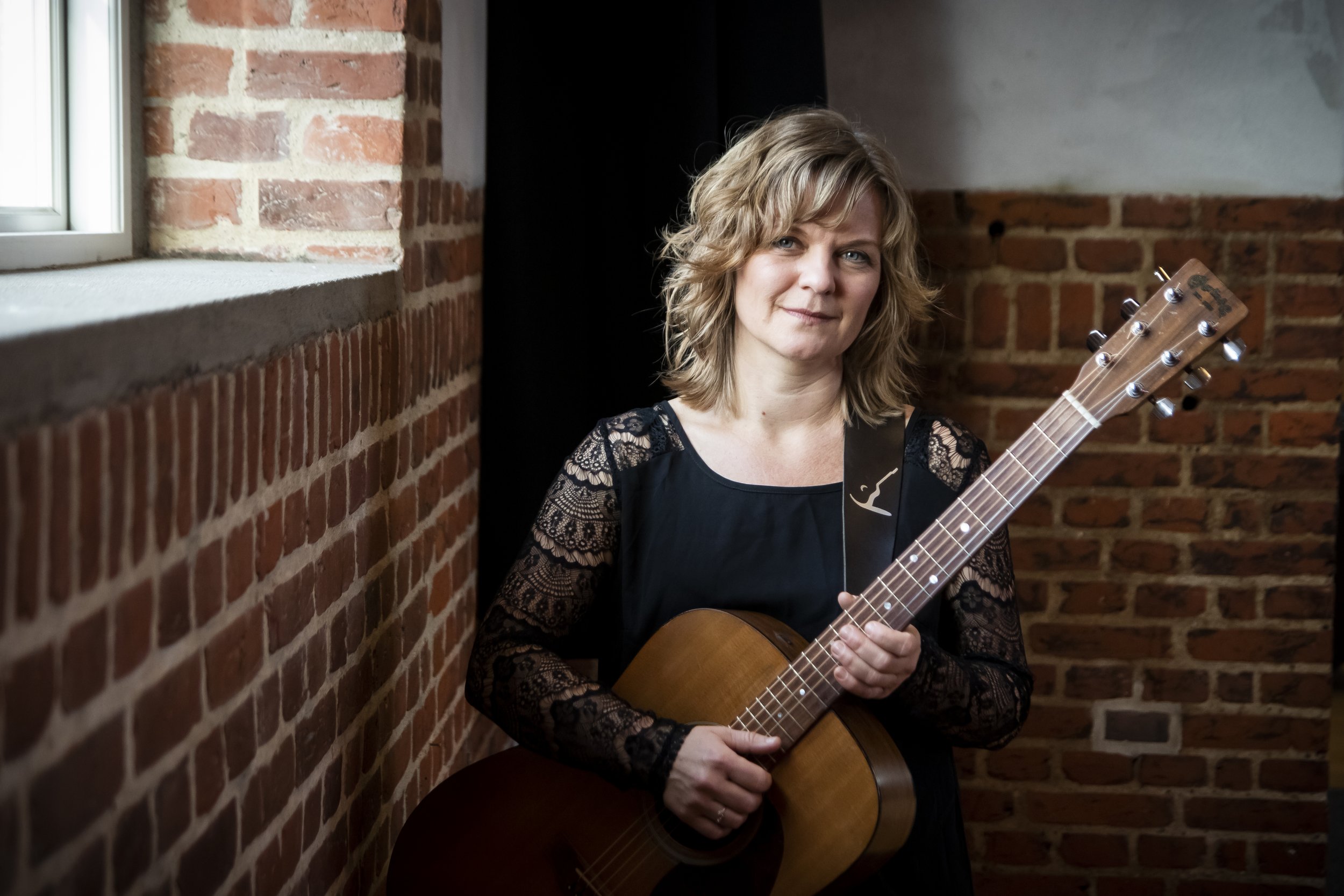 FotografTamVibberstoft_hovedet på skrå med guitar.JPG