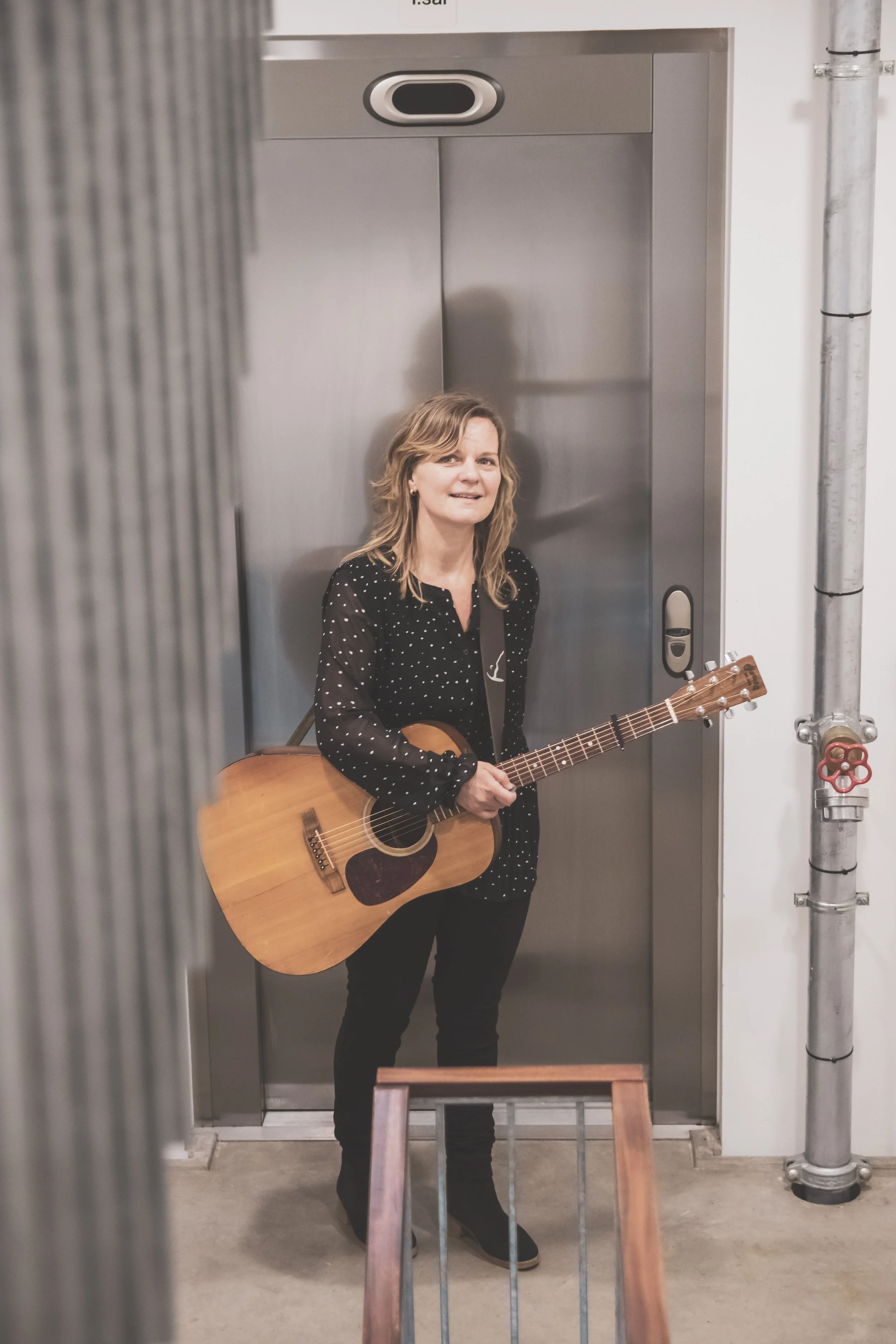 Intimkoncert med sang og guitar