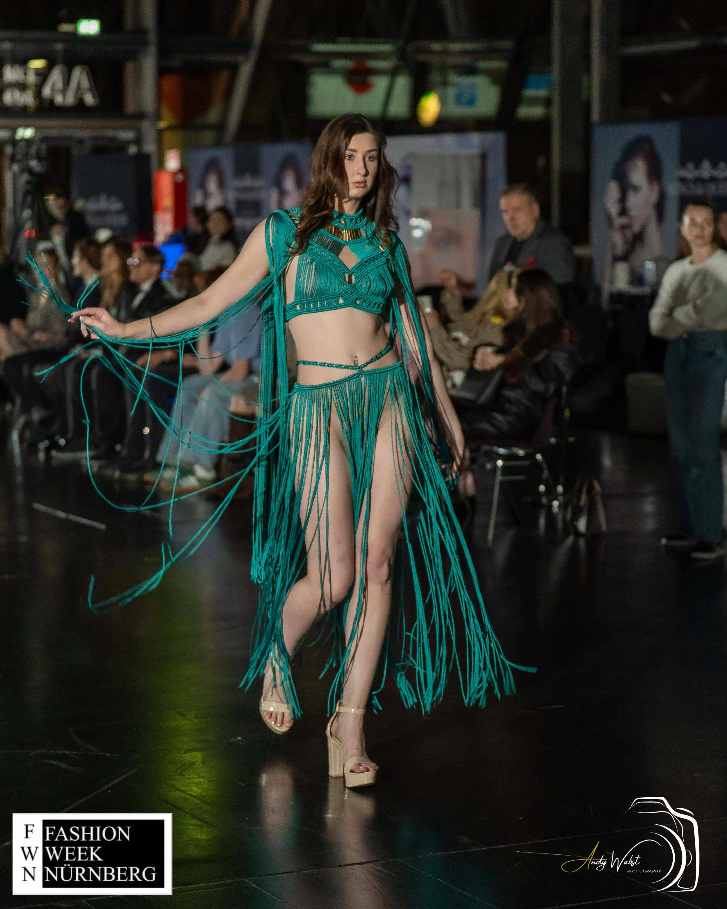 Makramee Kleid auf dem Laufsteg der FashionWeek Nürnberg – Zarte Knoten