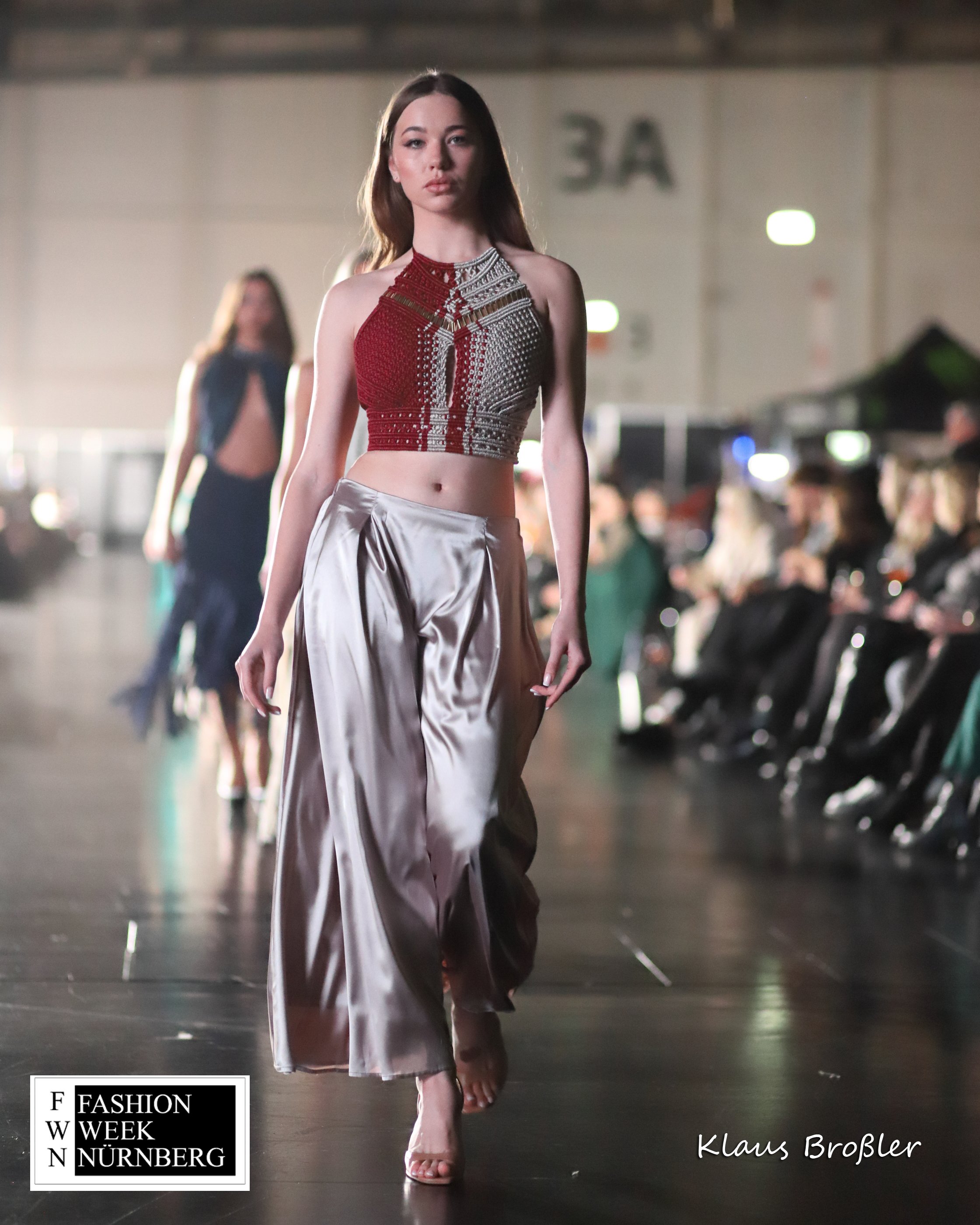 Makramee Kleid auf dem Laufsteg der FashionWeek Nürnberg – Zarte Knoten