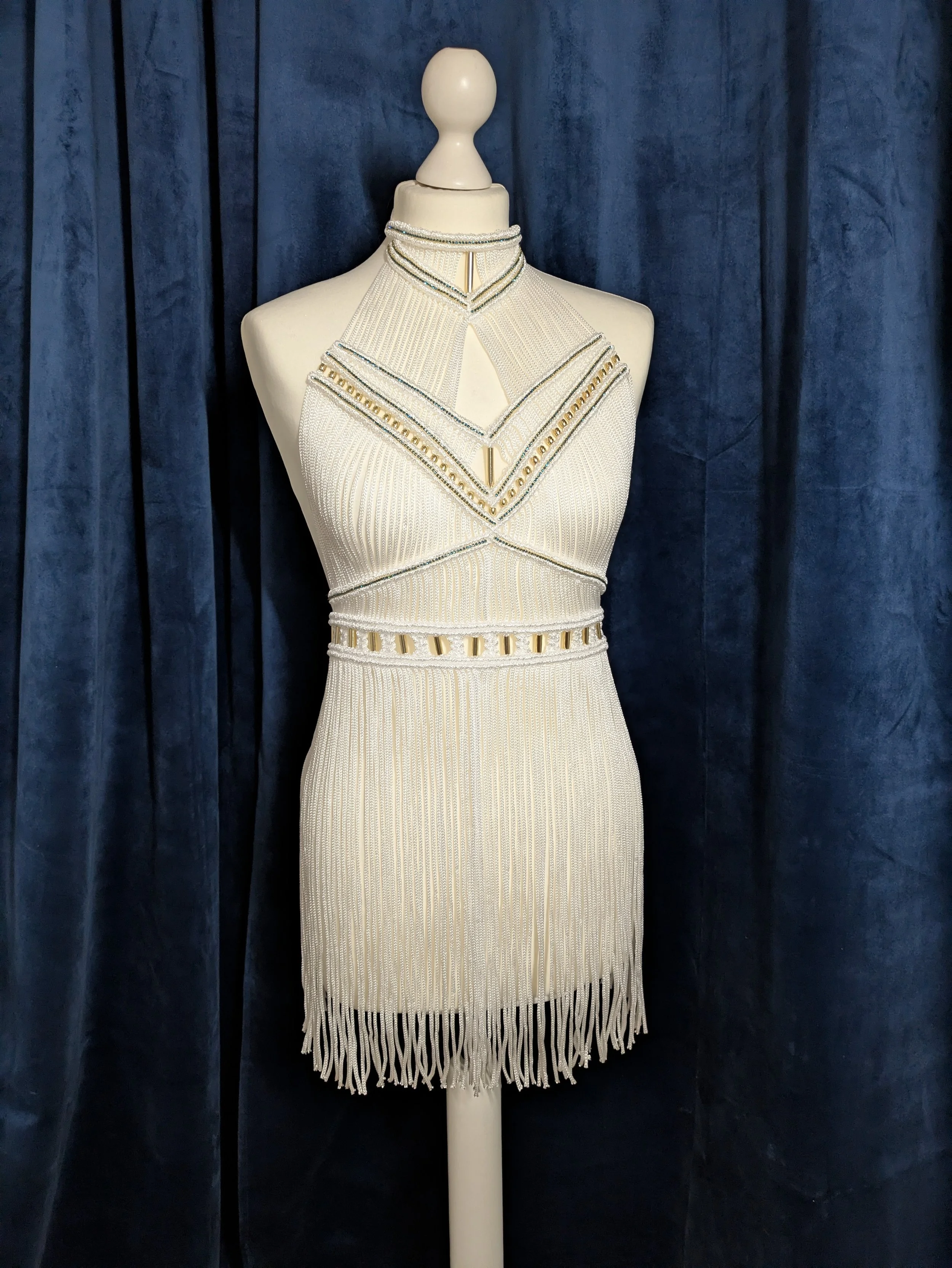 Weißes Makramee-Kleid für Strand-Events und Fotoshootings, handgefertigt nach Maß mit glitzernden Strass-Details.