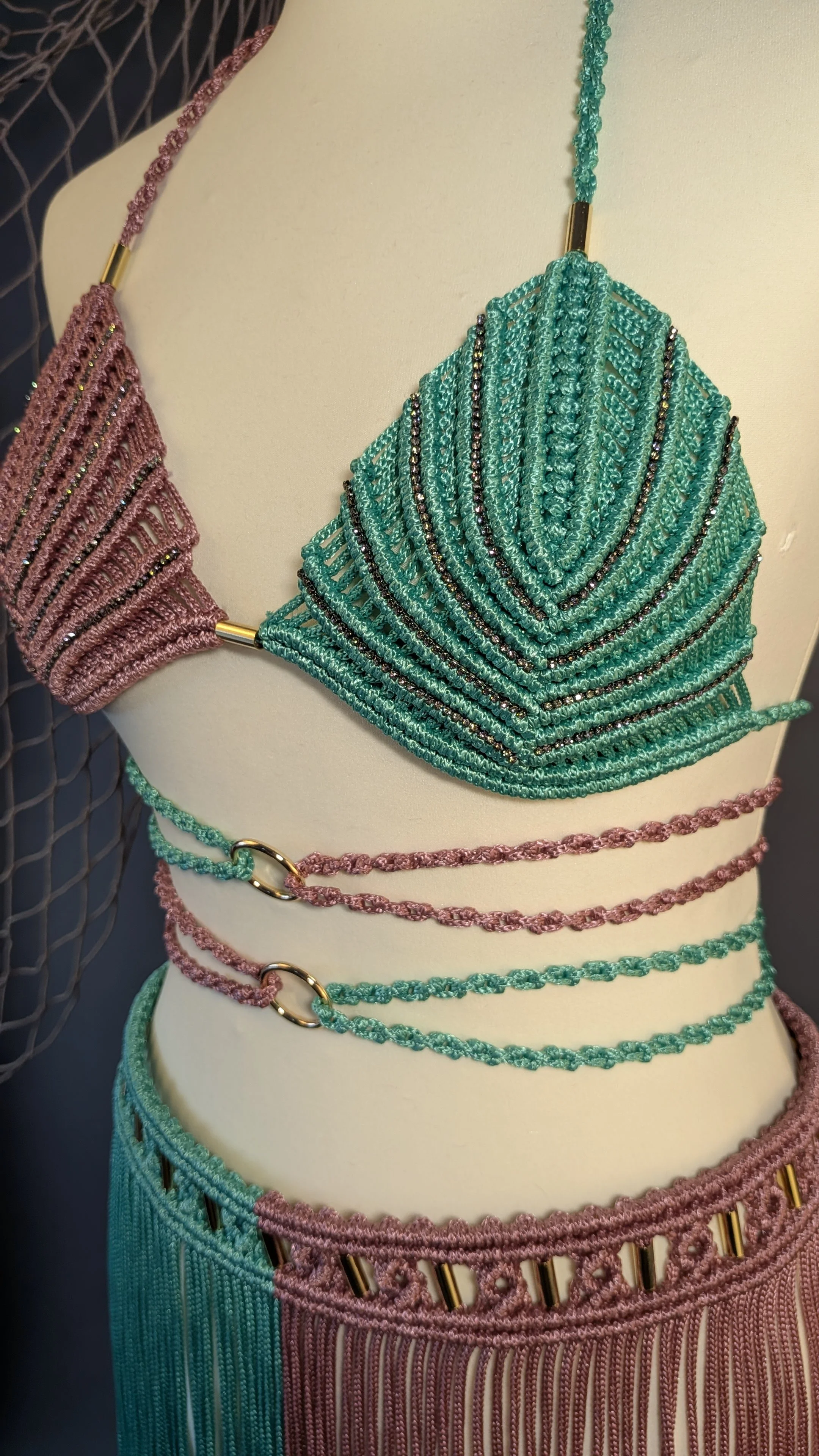 Detailaufnahme Makramee Top mit aufgenähtem Strass zweifarbig Zarte Knoten