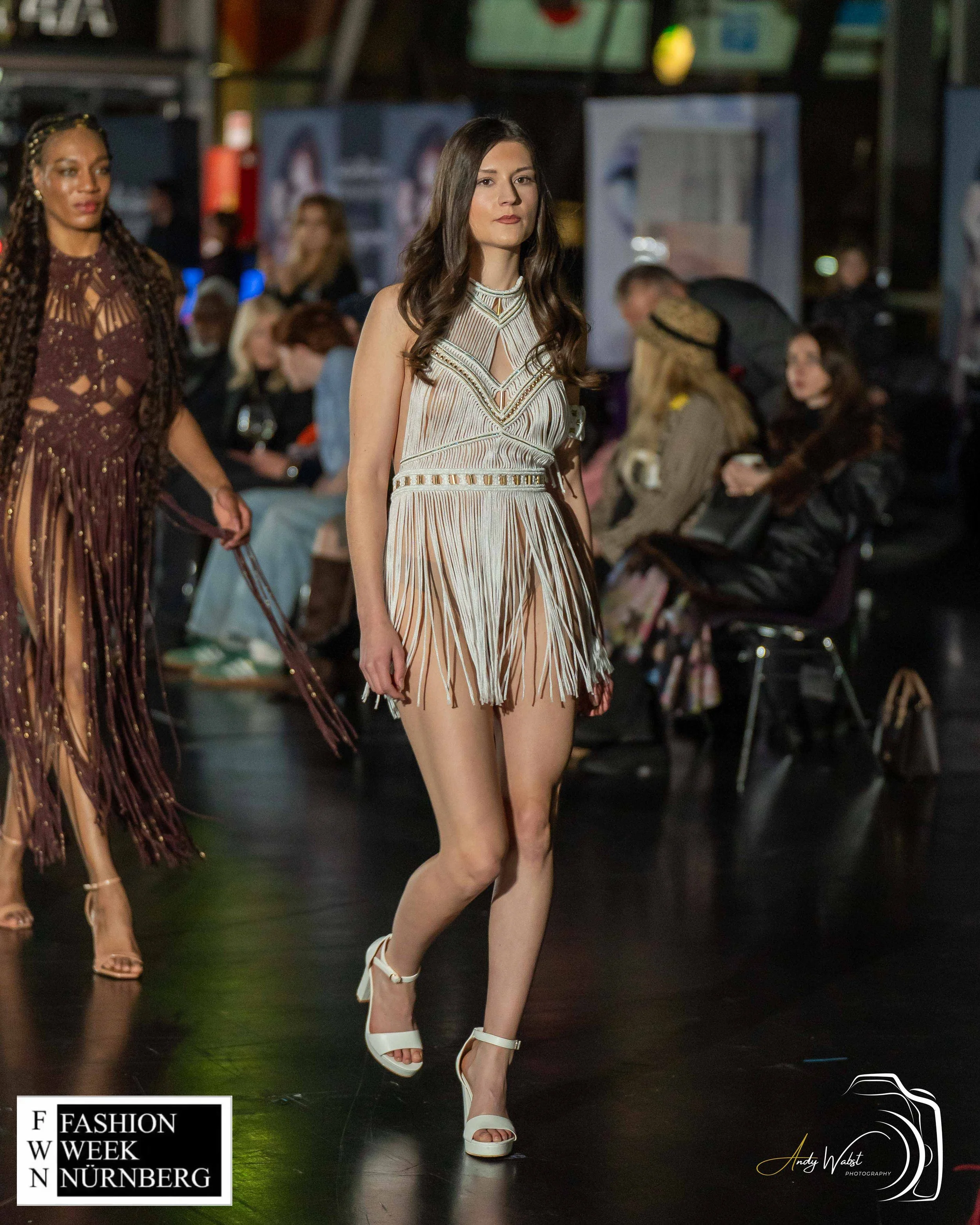 Makramee Kleid auf dem Laufsteg der FashionWeek Nürnberg – Zarte Knoten