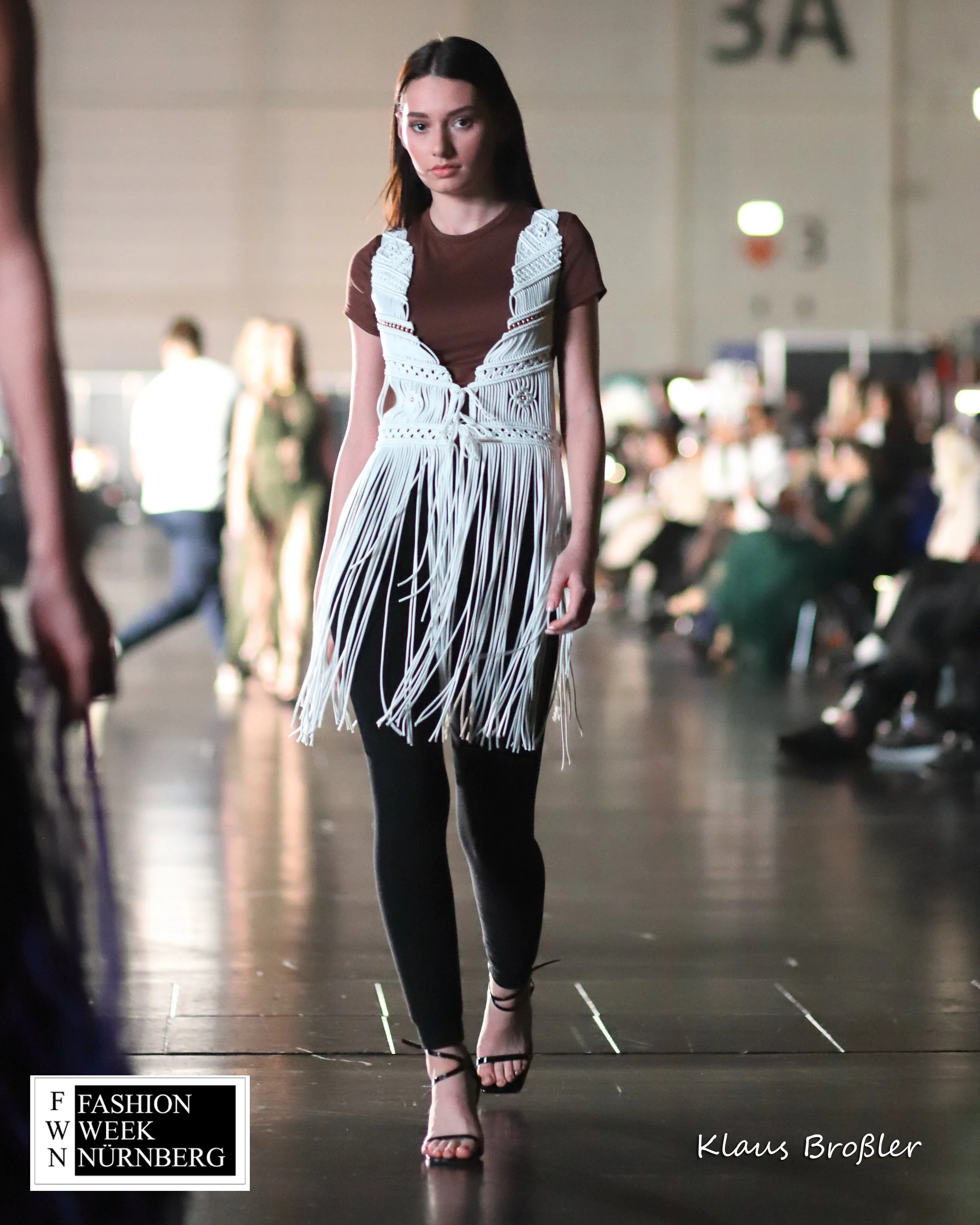 Makramee Kleid auf dem Laufsteg der FashionWeek Nürnberg – Zarte Knoten