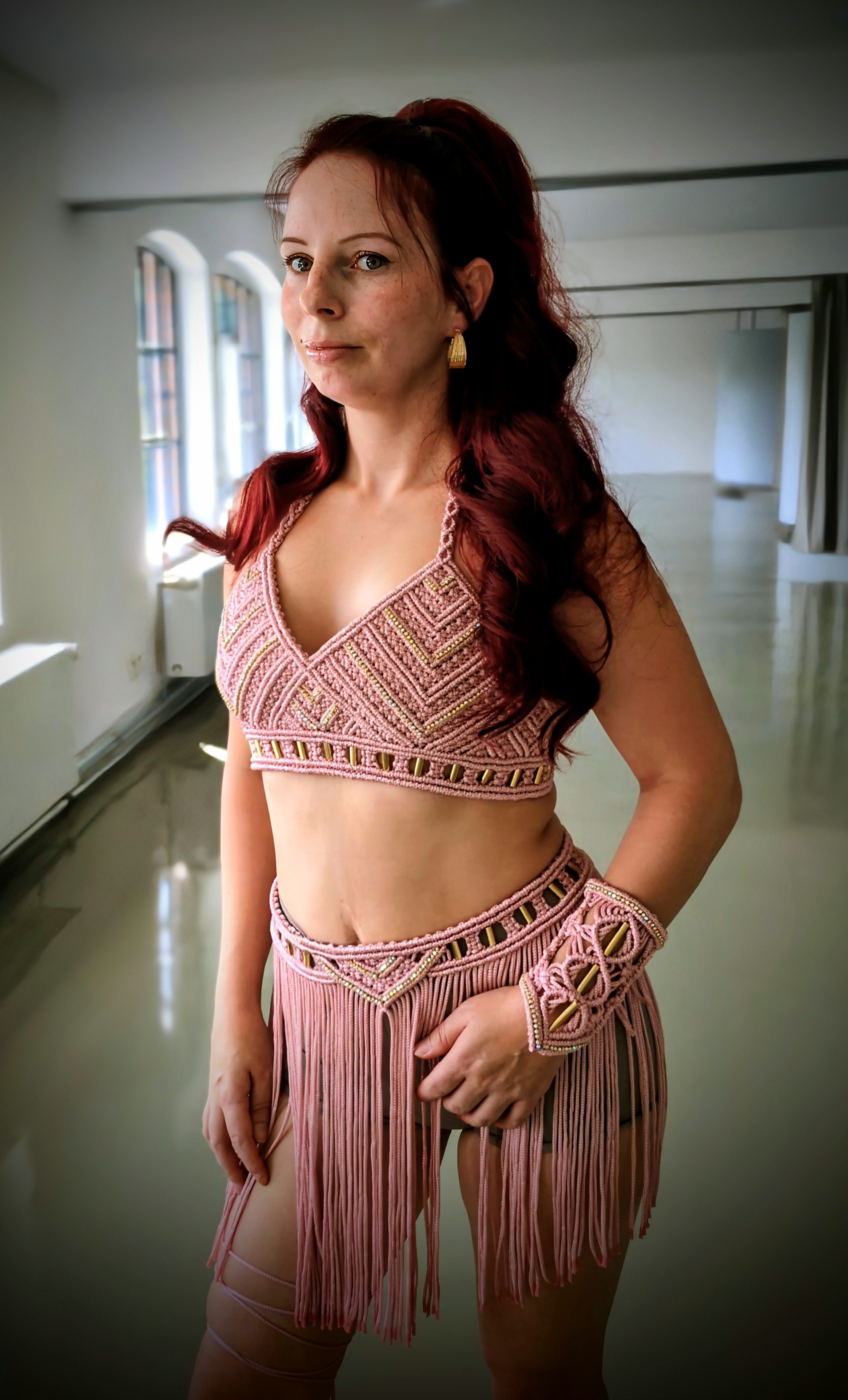 Willkommen bei Zarte Knoten, deinem Shop für handgemachte Makramee-Kleider. Hier trifft traditionelle Knotentechnik auf modernes Design: Jedes Kleid ist ein Unikat, sorgfältig gefertigt und perfekt für Festivals, Partys oder besondere Anlässe.