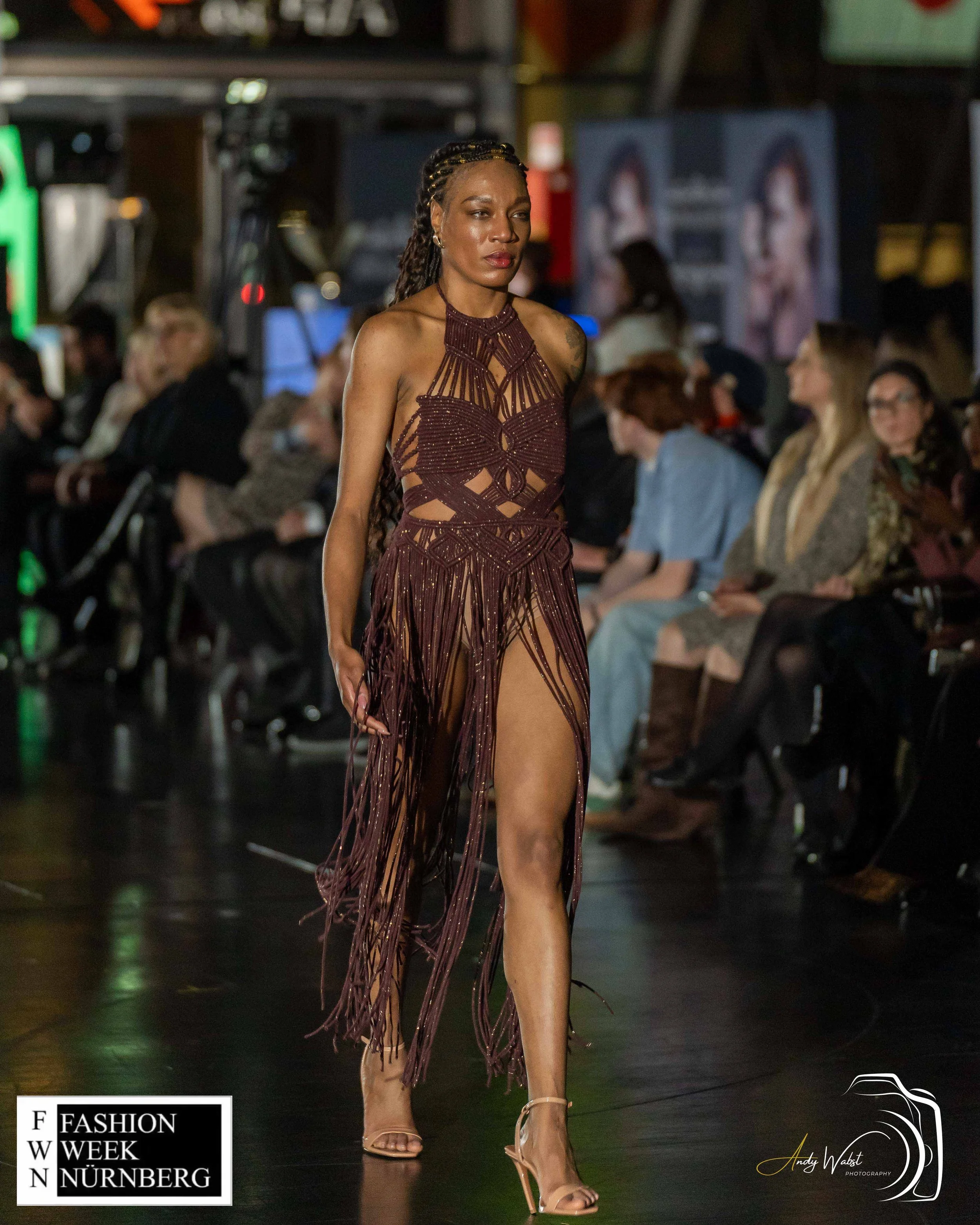 Makramee Kleid auf dem Laufsteg der FashionWeek Nürnberg – Zarte Knoten