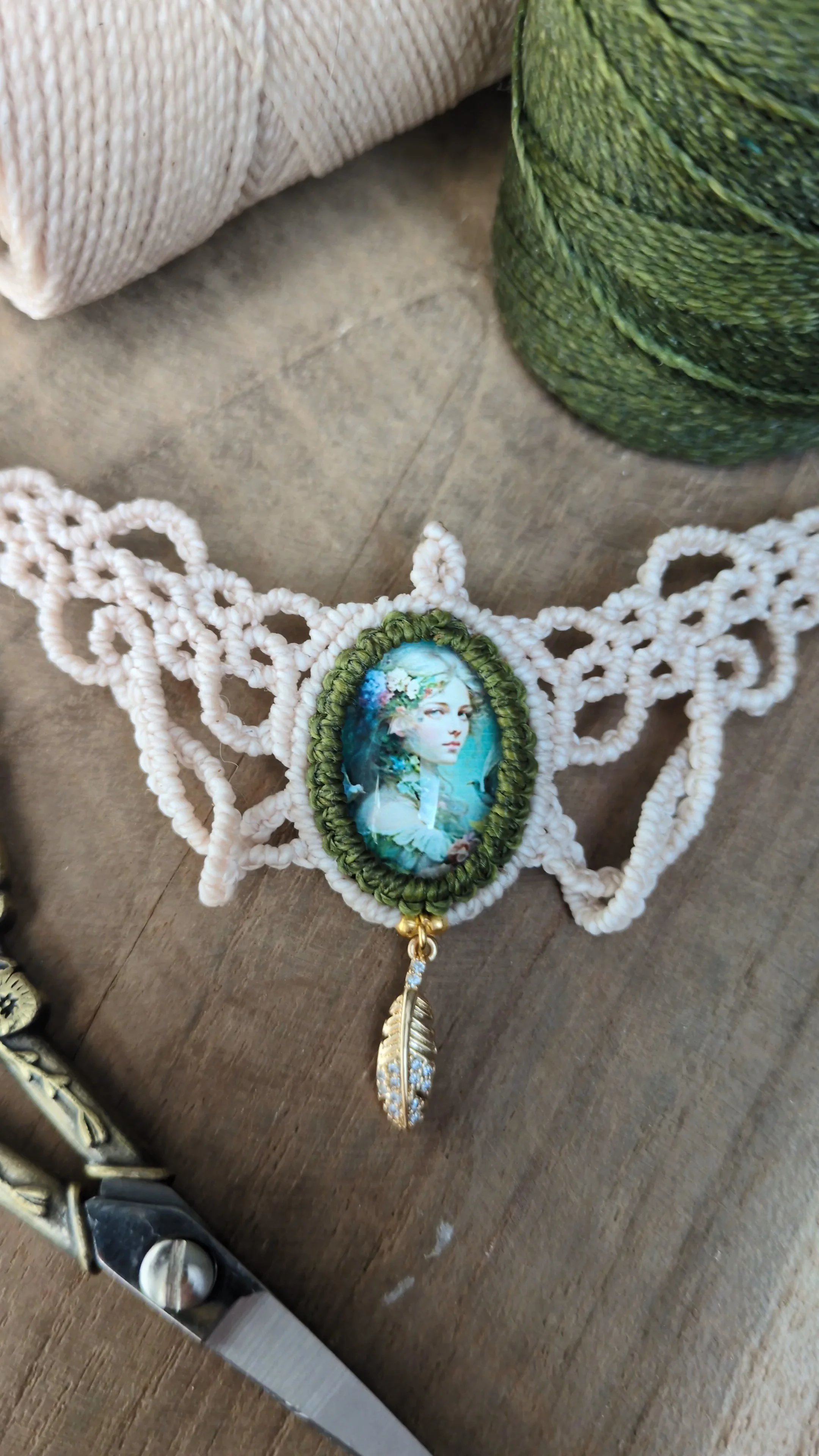 makramee-kette-vintage-creme-zarteknoten.jpg Handgeknüpfte Makramee-Halskette in Braun mit Vintage-Cabochon von Zarte Knoten