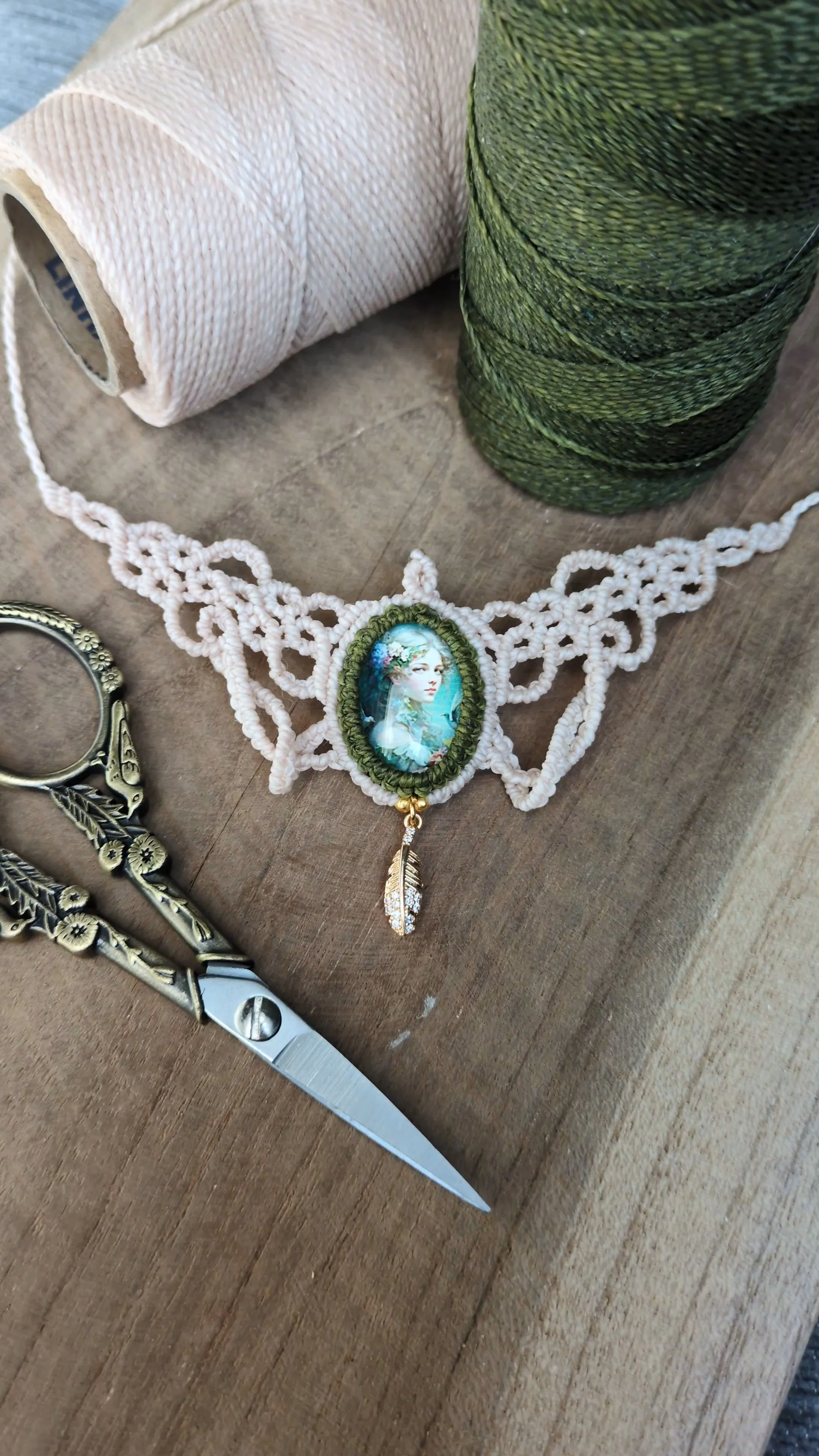 makramee-kette-vintage-braun-zarteknoten.jpg Handgeknüpfte Makramee-Halskette in Braun mit Vintage-Cabochon von Zarte Knoten