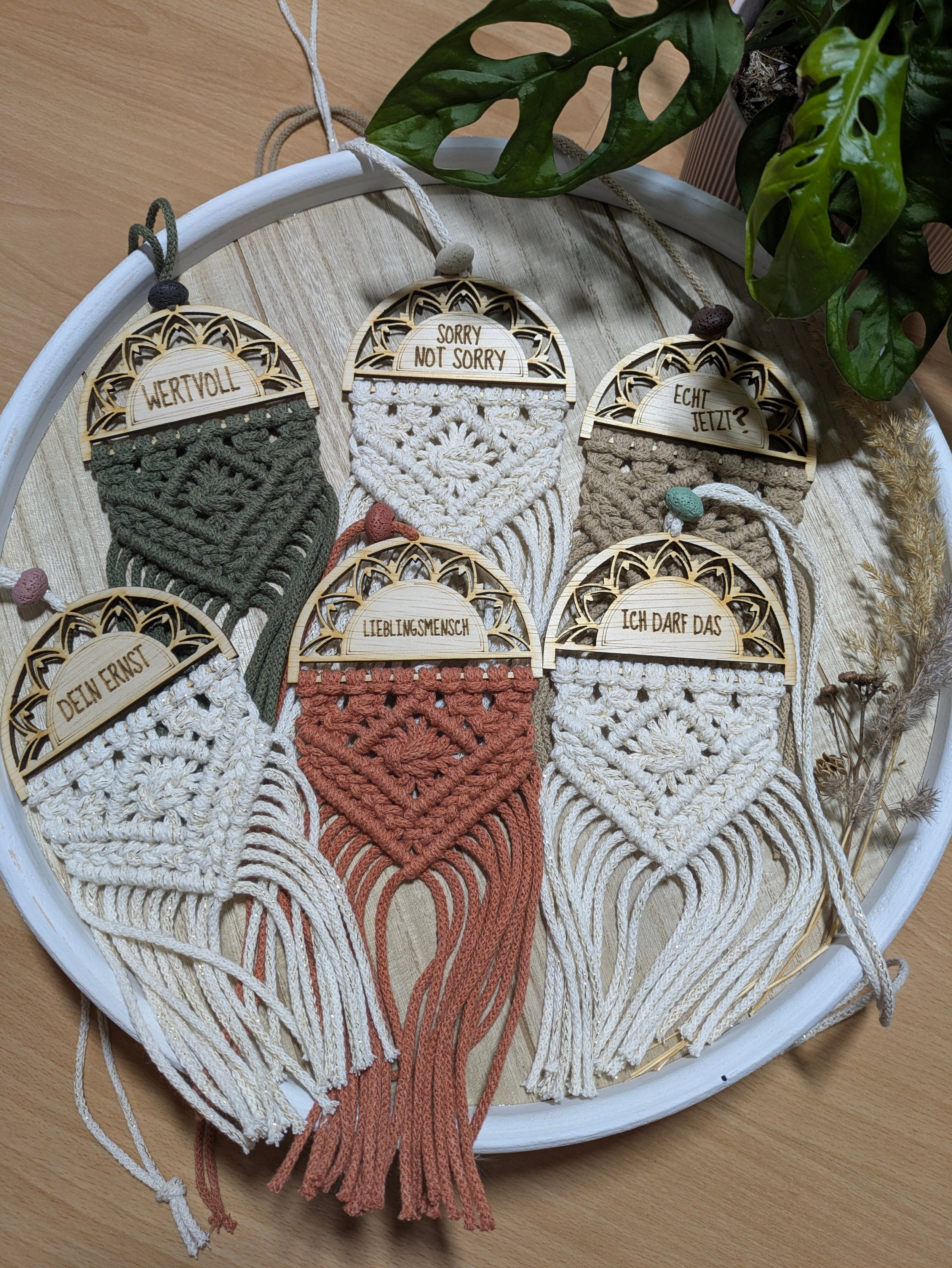 Personalisierter Mini-Wandbehang von Zarte Knoten aus Makramee mit Holz-Mandala, 9x20 cm groß.