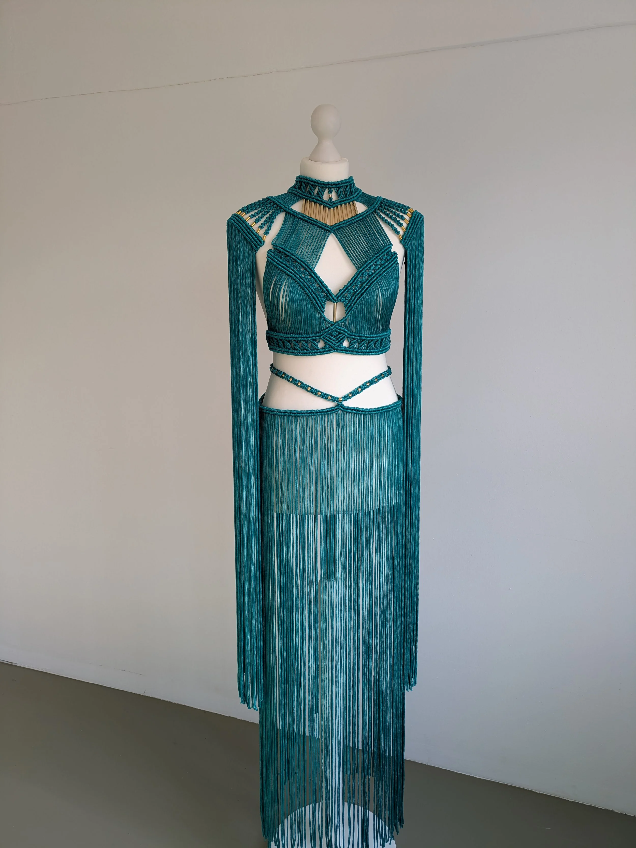 Extravagantes handgeknüpftes Makramee Couture Set Cleopatra in Petrol von Zarte Knoten