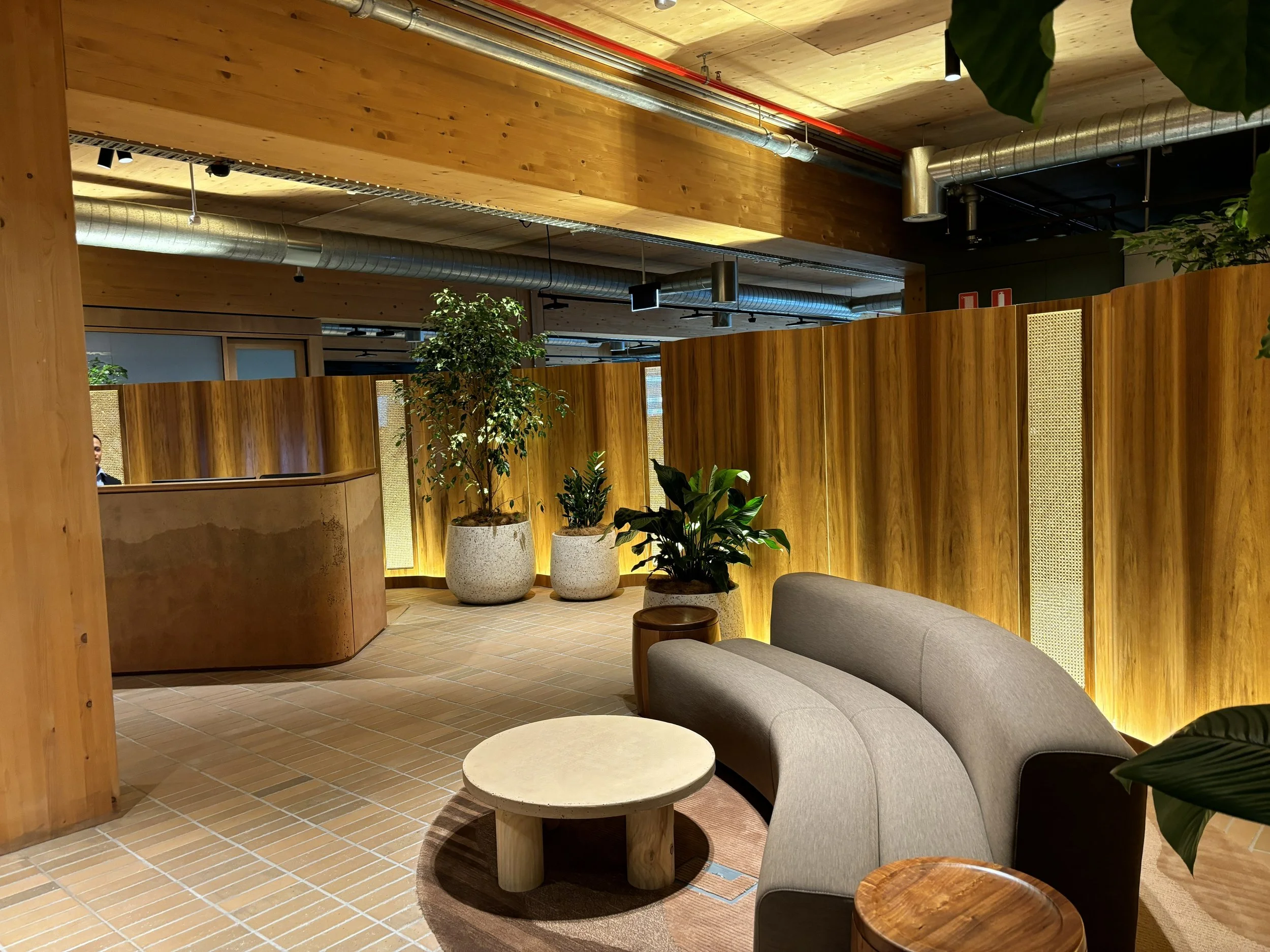 Where Luxury Meets Productivity. The Crossroads of High-End Hospitality and the Modern Workplace