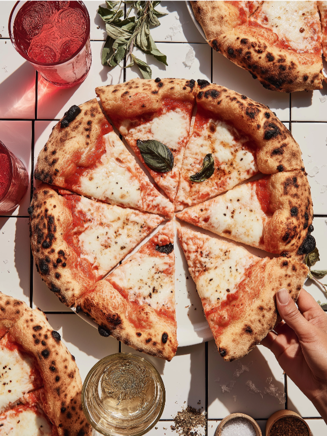 Neapolitanische Pizza mit Tomatensauce, Mozzarella und Basilikum für italienisches Catering