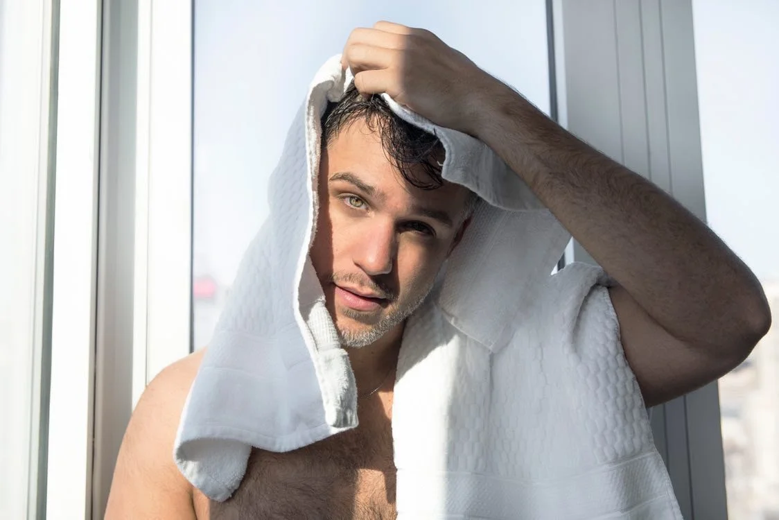 American-Greek-EU actor Taso Mikroulis Sag/aea actor with a towel over his head, grey mixed brunette 40s male