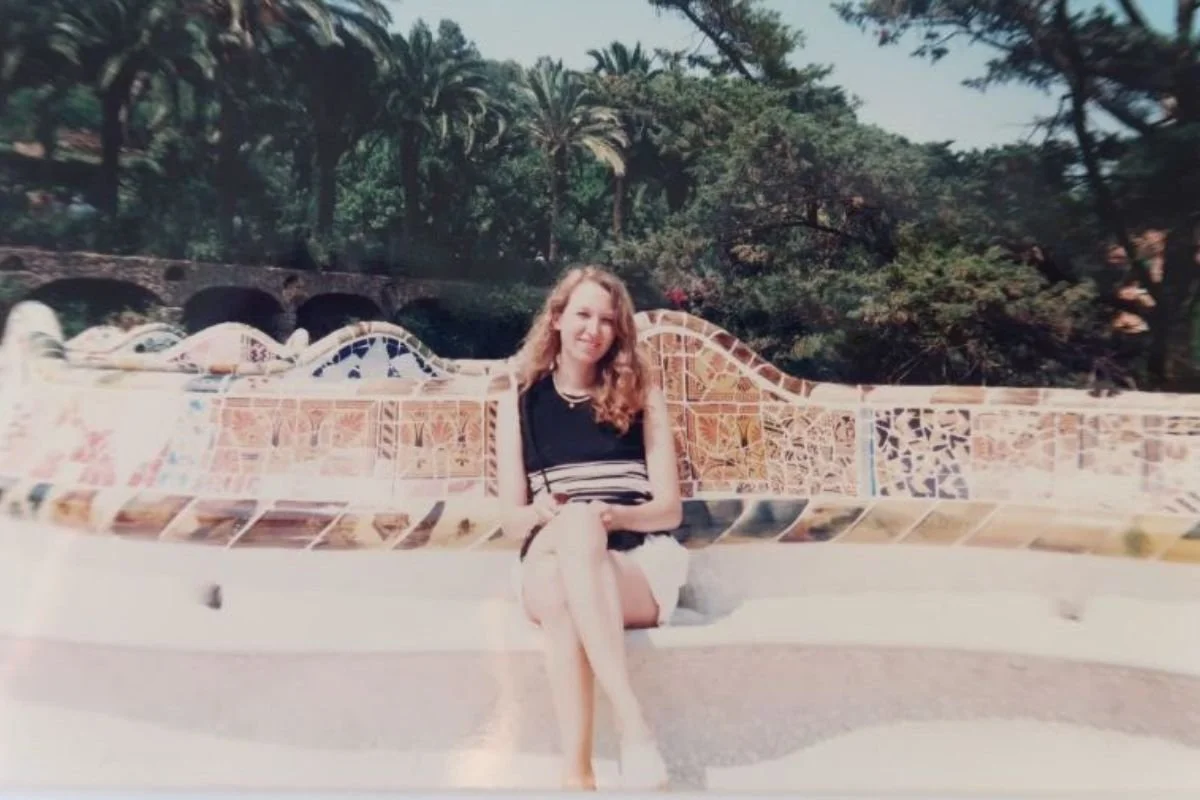 Ung Heidi på bænken i Park Güell - den første gang i Barcelona