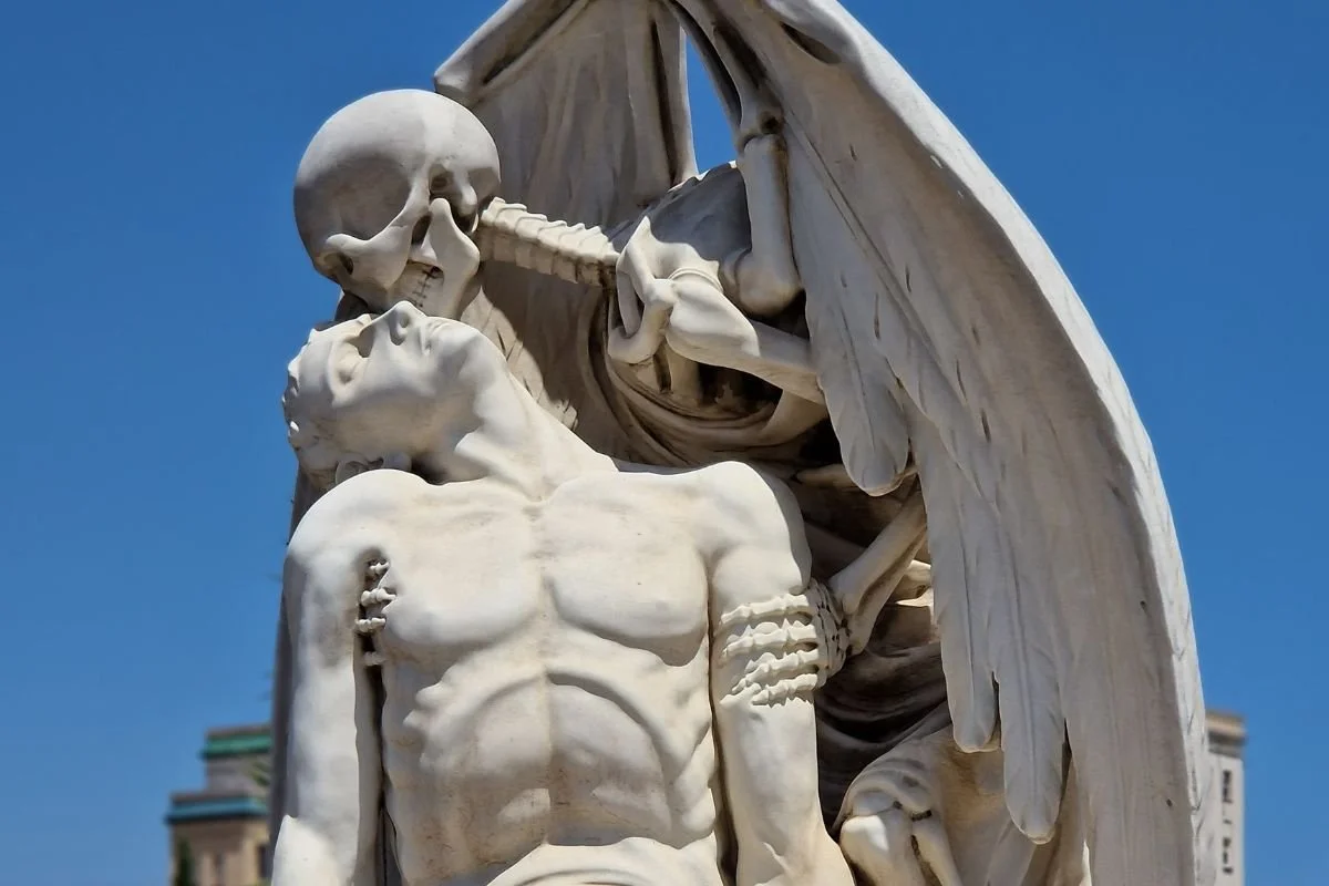 El Petó de la Mort - den smukke og skræmmende skulptur: "Dødens kys" på Cementiri de Poblenou