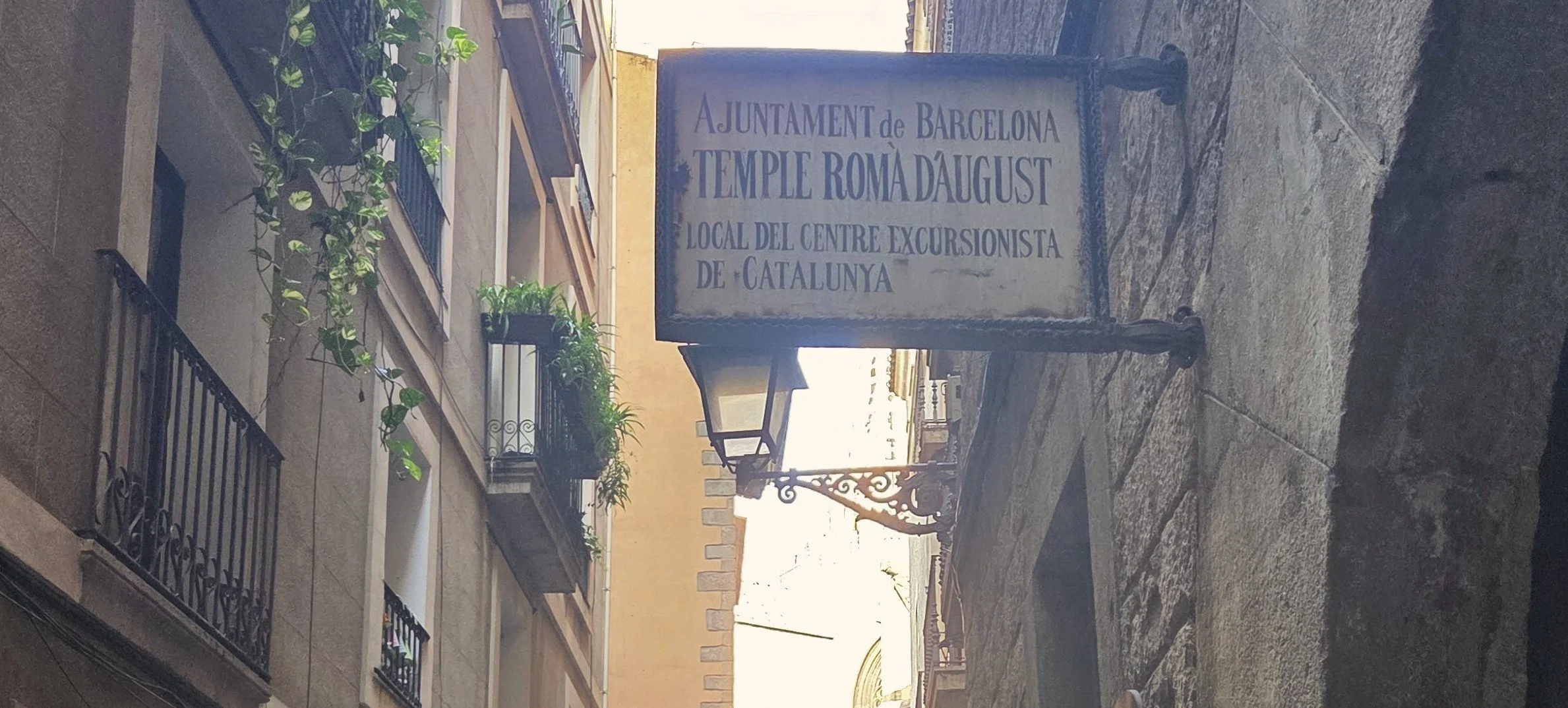 📍Kender du Temple Romà d’August? – et ”kludetæppe”-tempel midt i Barcino