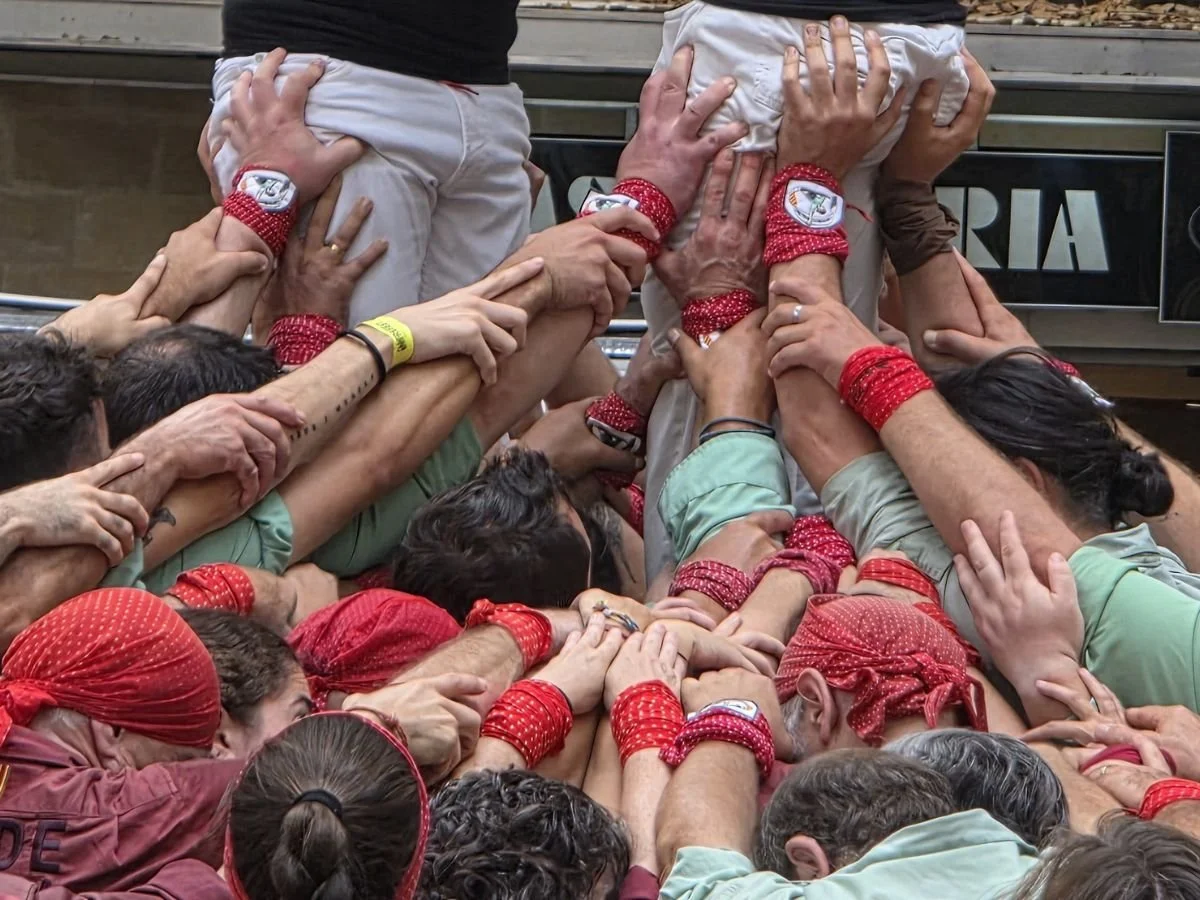 📖 Nedslag: Castells – mennesketårne, mod og catalansk kultur