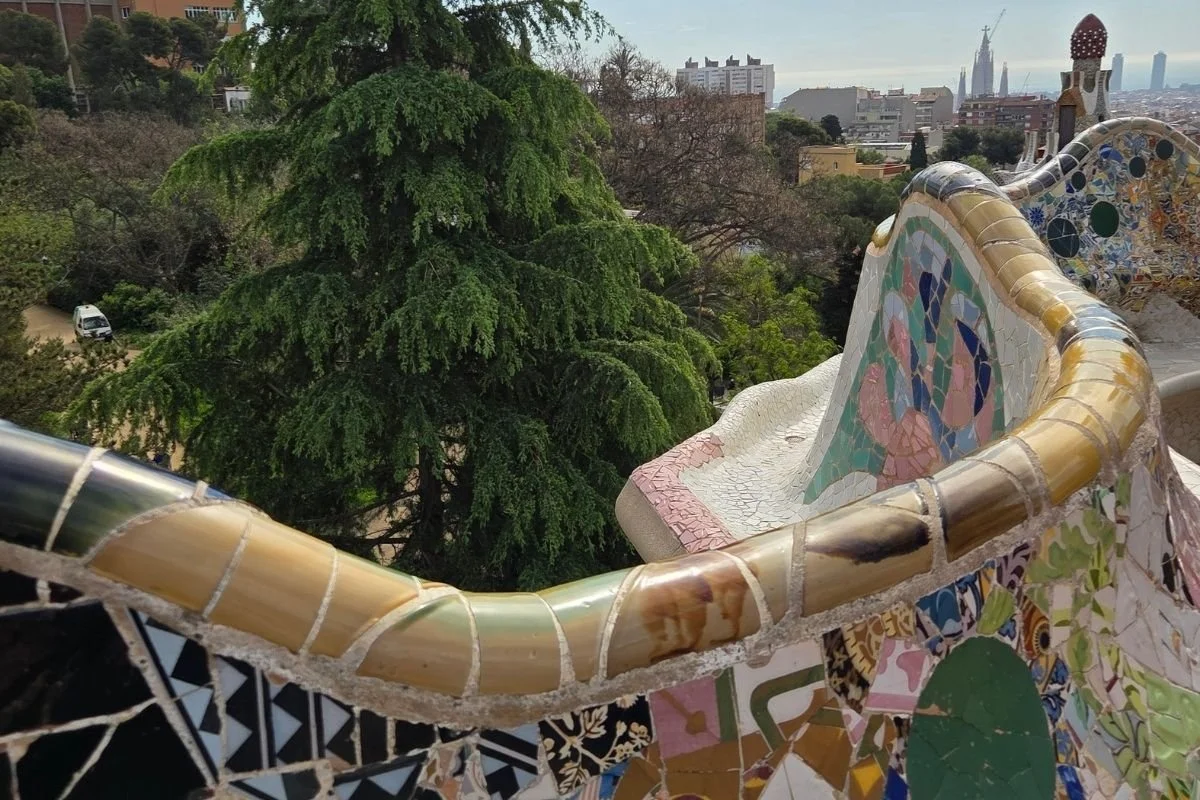 Park Güell - Den slyngede mosaikbænk.jpg