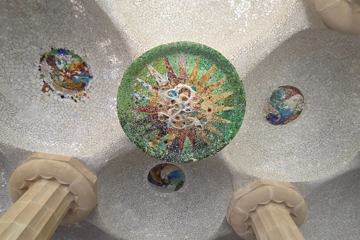 Park Güell - Loftet i Søjlehallen.jpg
