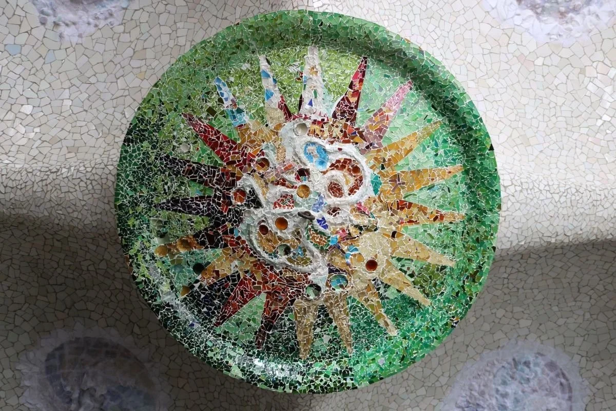 Park Güell - Nærbillede af mosaik i Søjlehallen.jpg