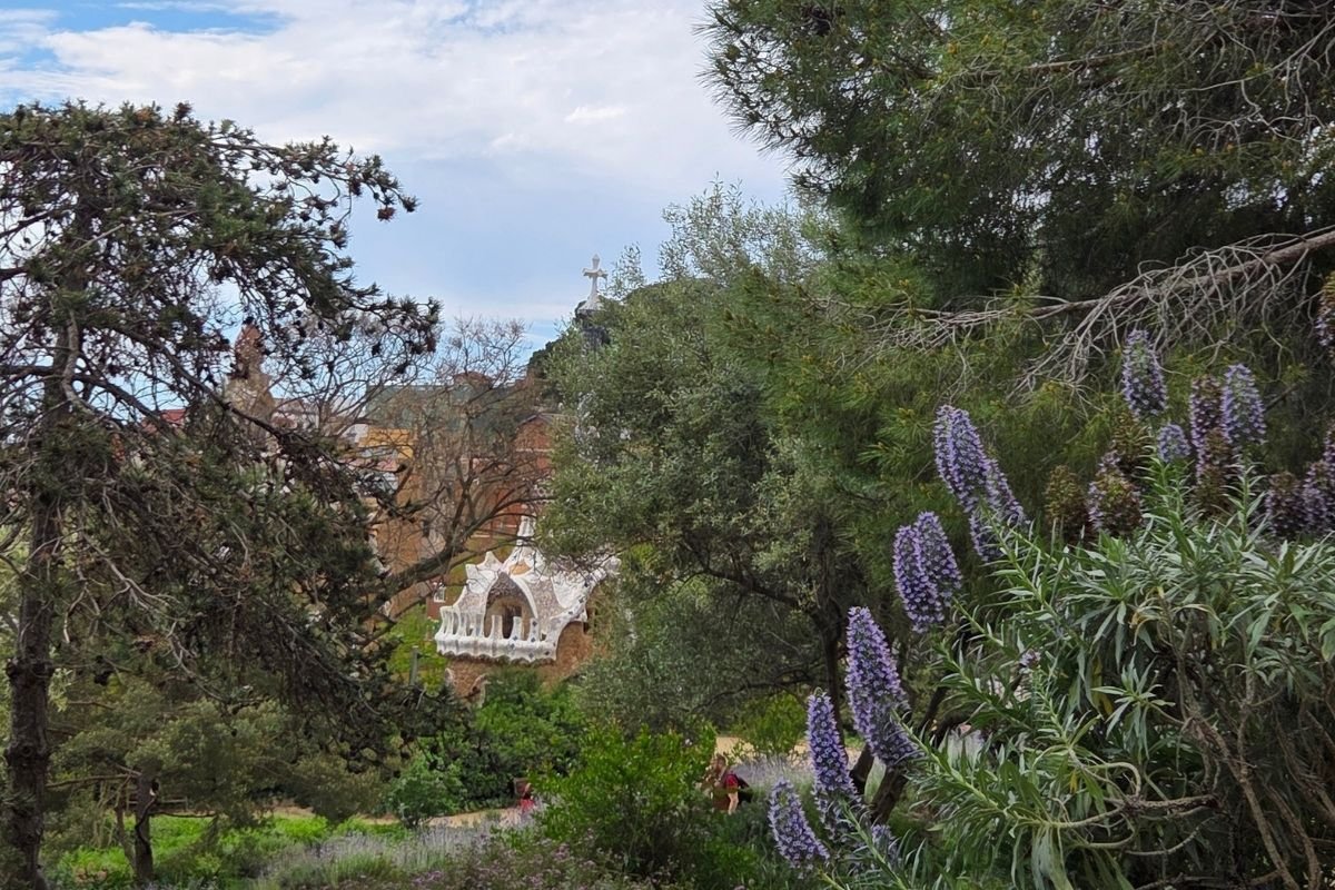 Park Güell - Udsigt mod indgangen.jpg