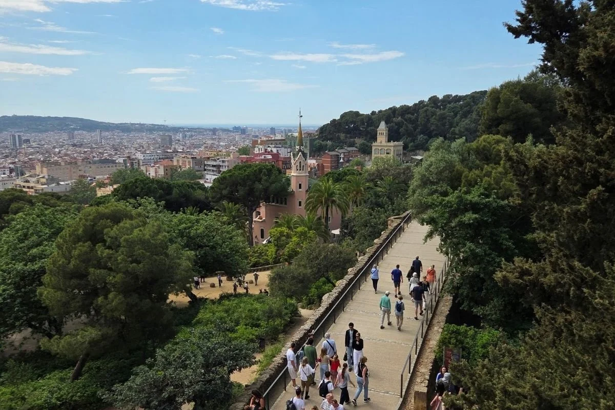Park Güell -Udsigt over parken og Barcelona.jpg