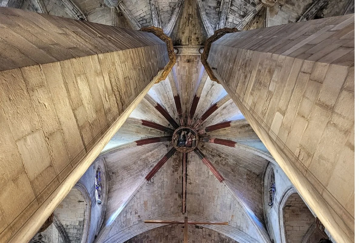 Nærbillede af det smukke loft i Santa Maria del Mar.jpg
