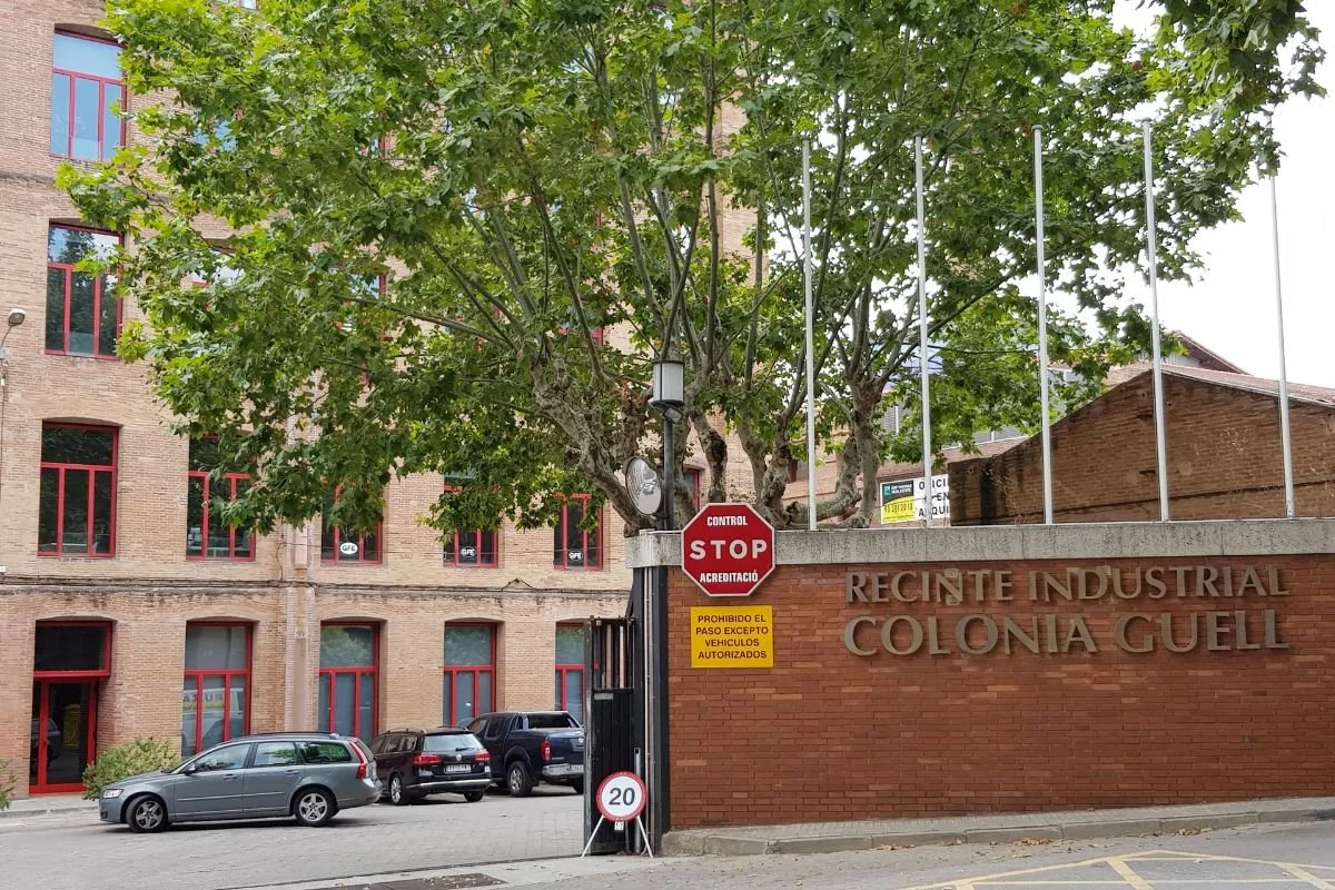 Skilt ved indgangen til det gamle fabriksområde i Colònia Güell.jpg